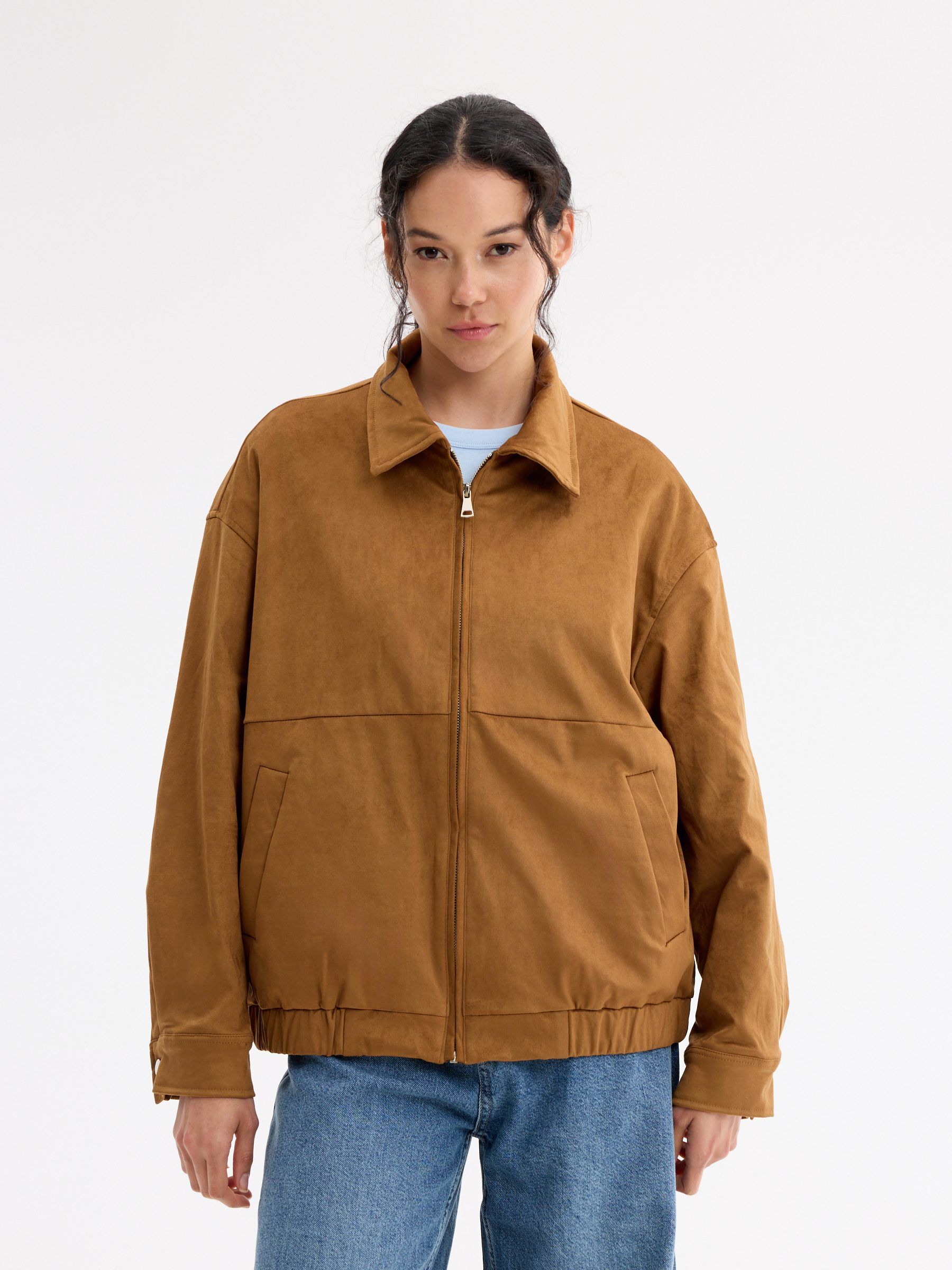 Jaqueta bomber oversized em camurça marrom escuro vista meia frontal