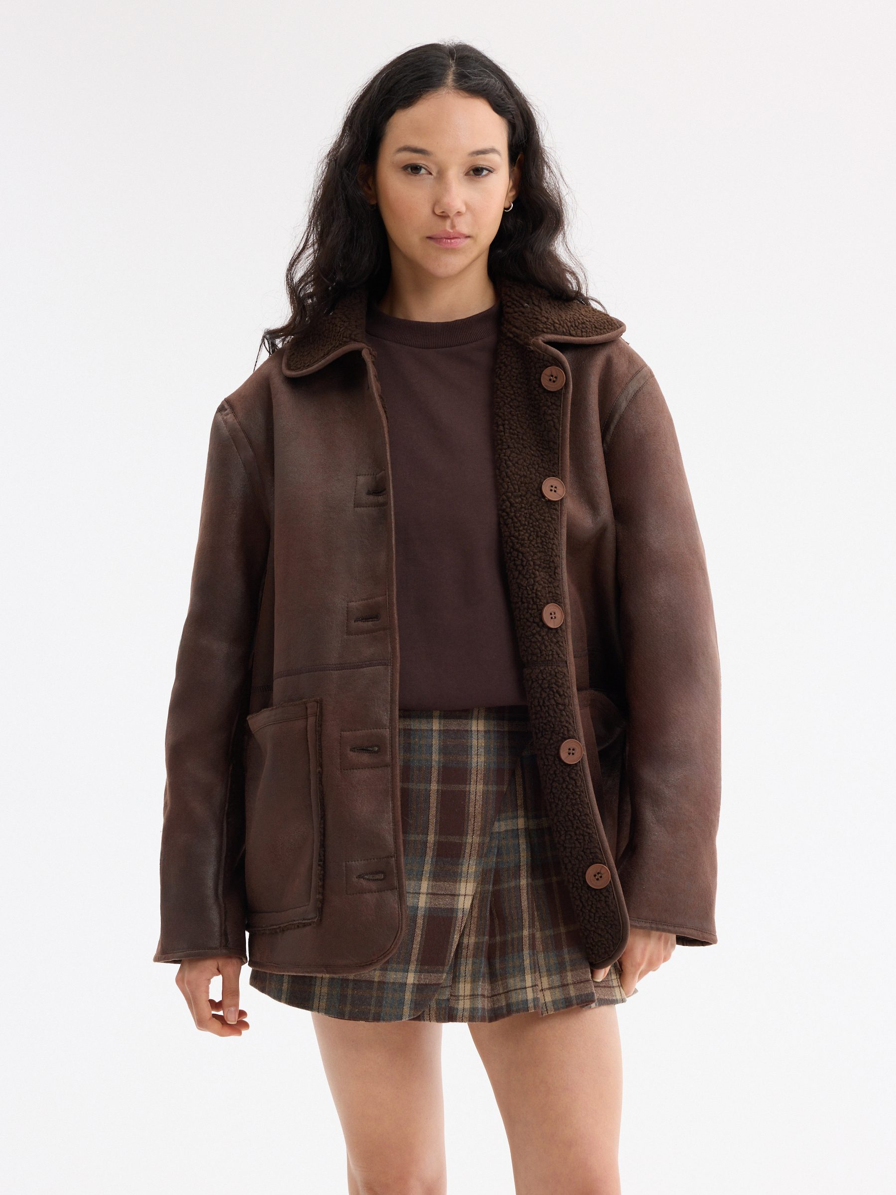 Cazadora reversible borrego oversized chocolate vista media frontal