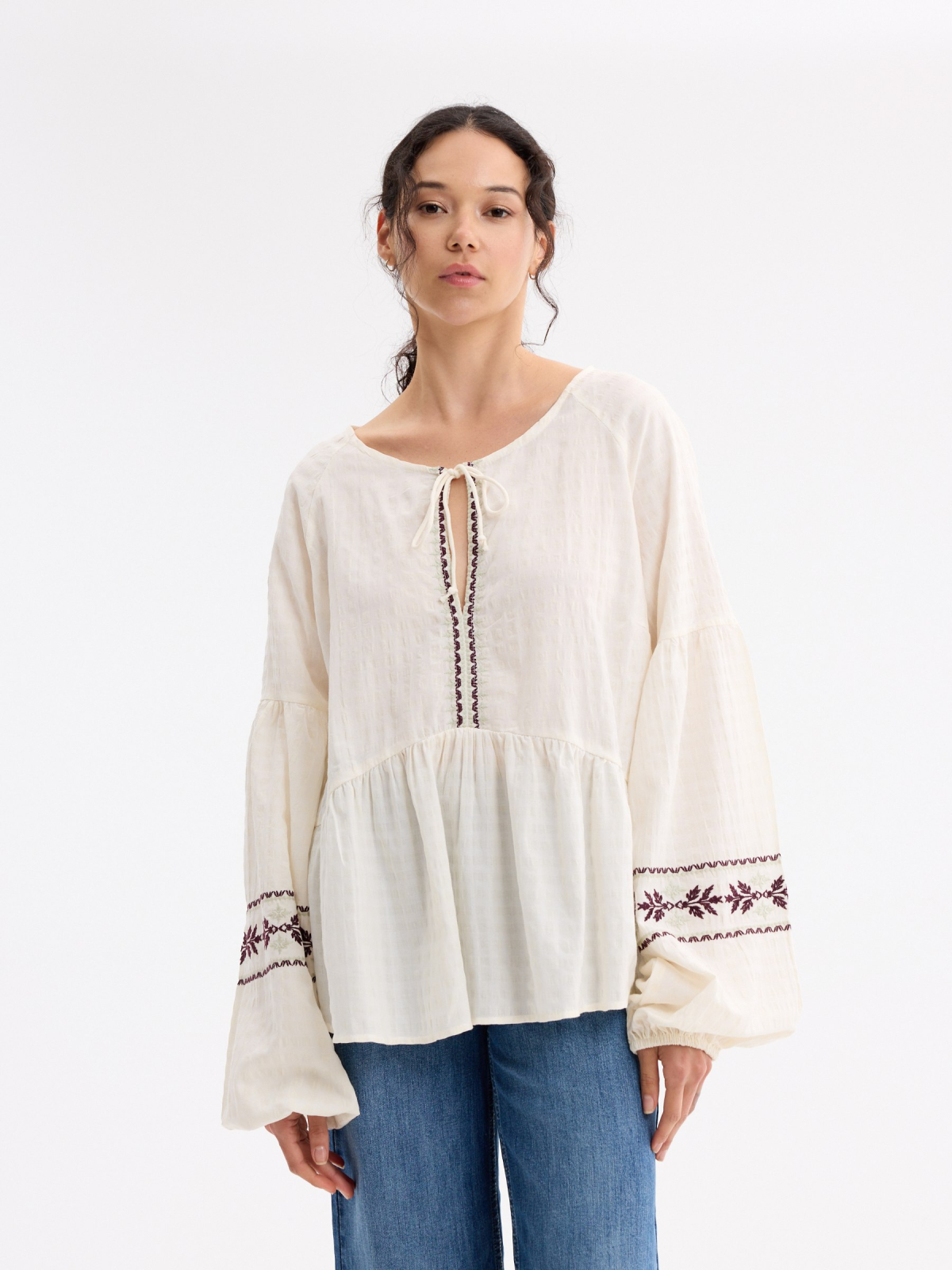 Blusa bordada floral de viscose off white vista meia frontal