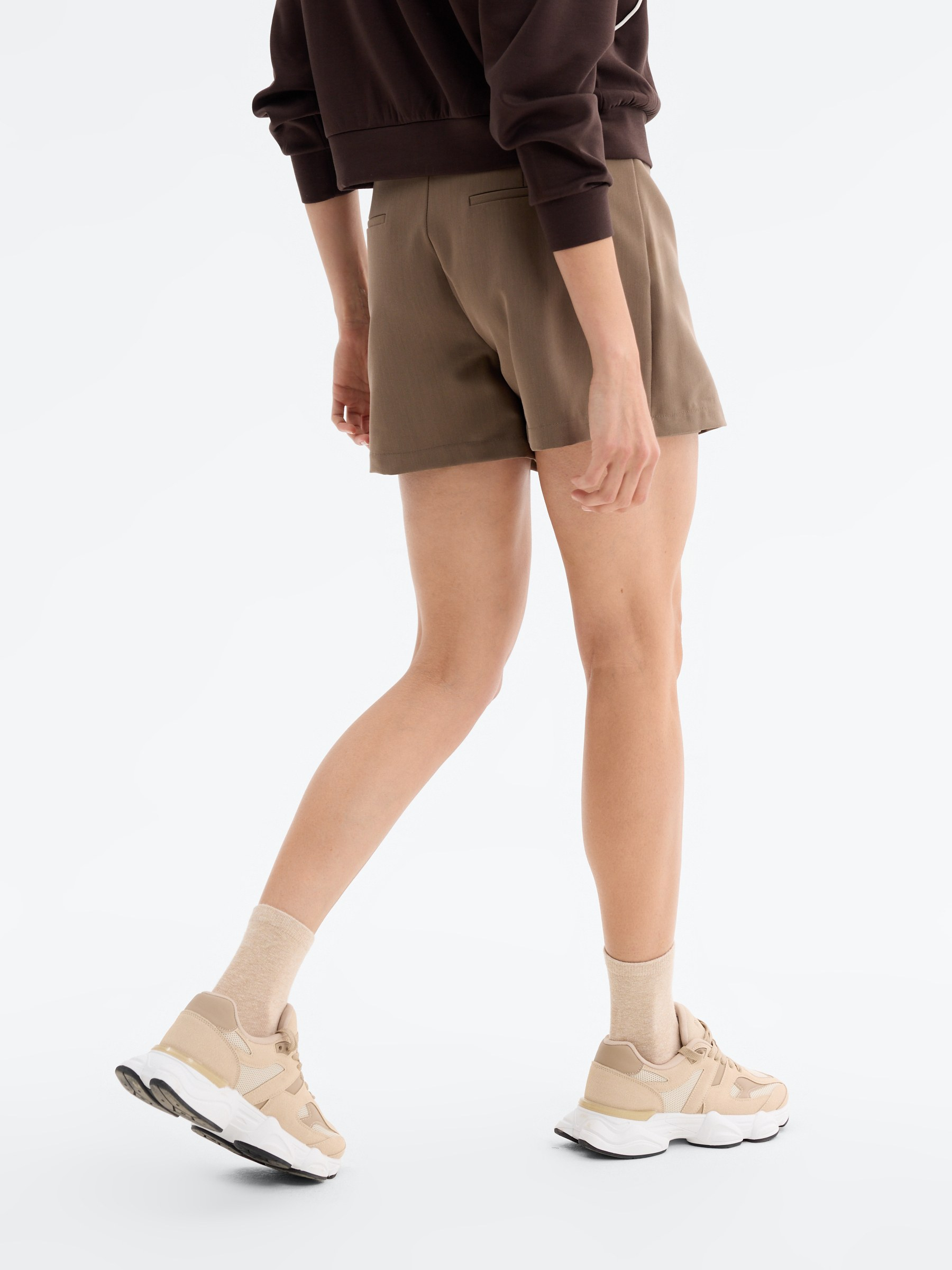 High-waisted skort with slit taupe middle front view