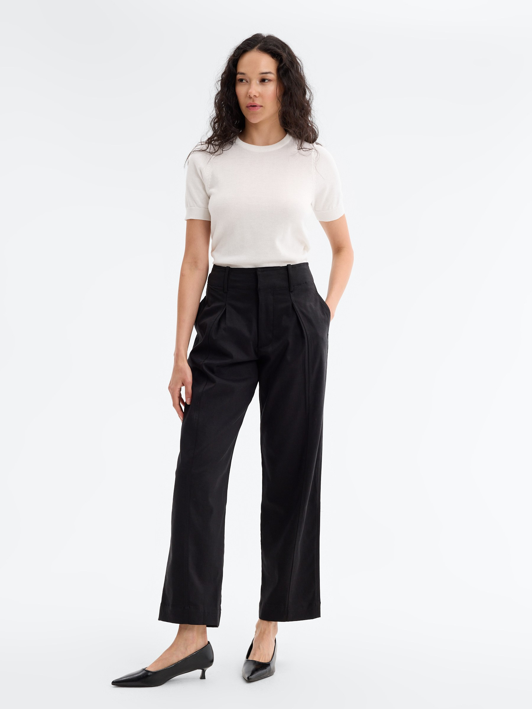 Calça carrot wide leg preto vista geral frontal