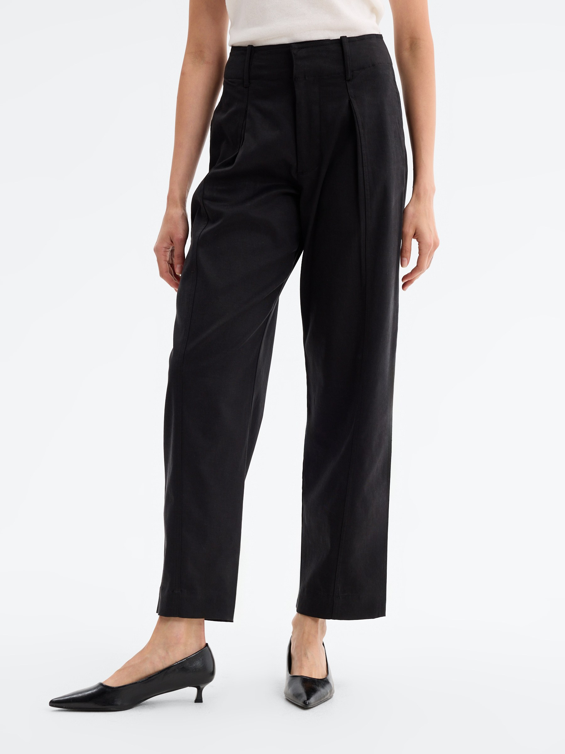 Calça carrot wide leg preto vista geral frontal