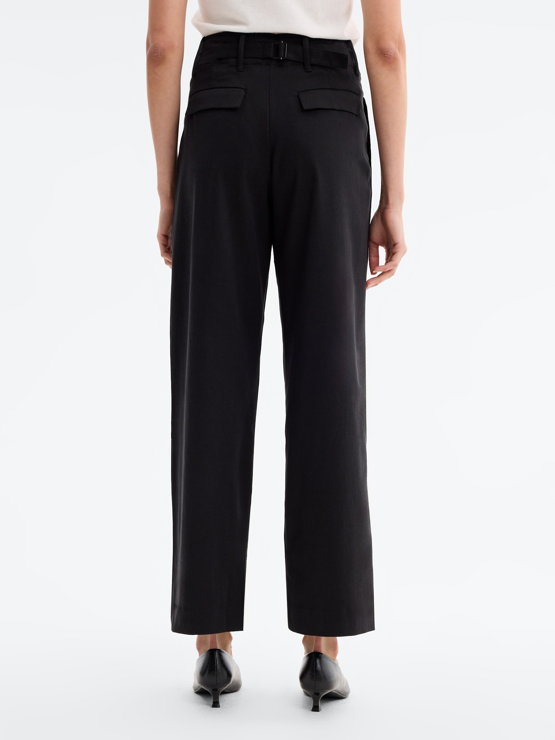 Calça carrot wide leg preto vista geral frontal