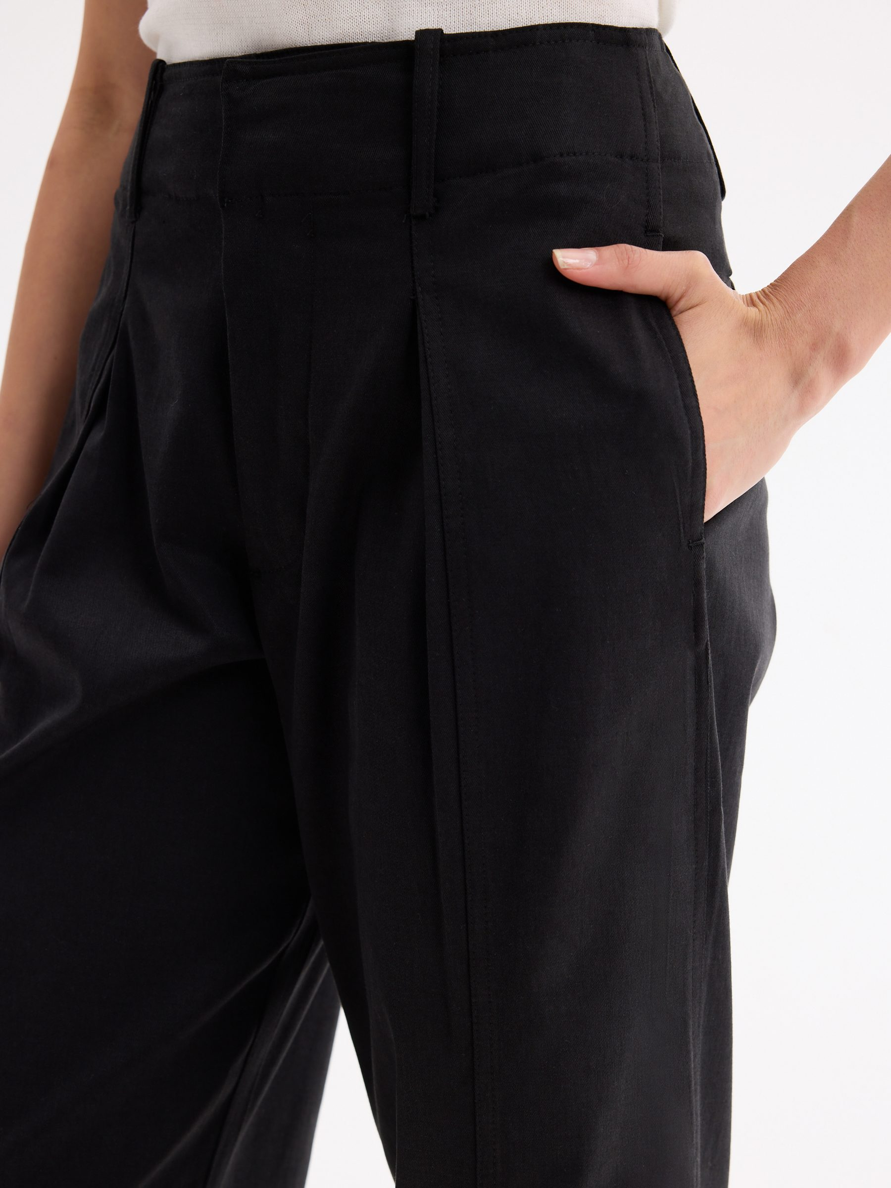 Calça carrot wide leg preto vista geral frontal