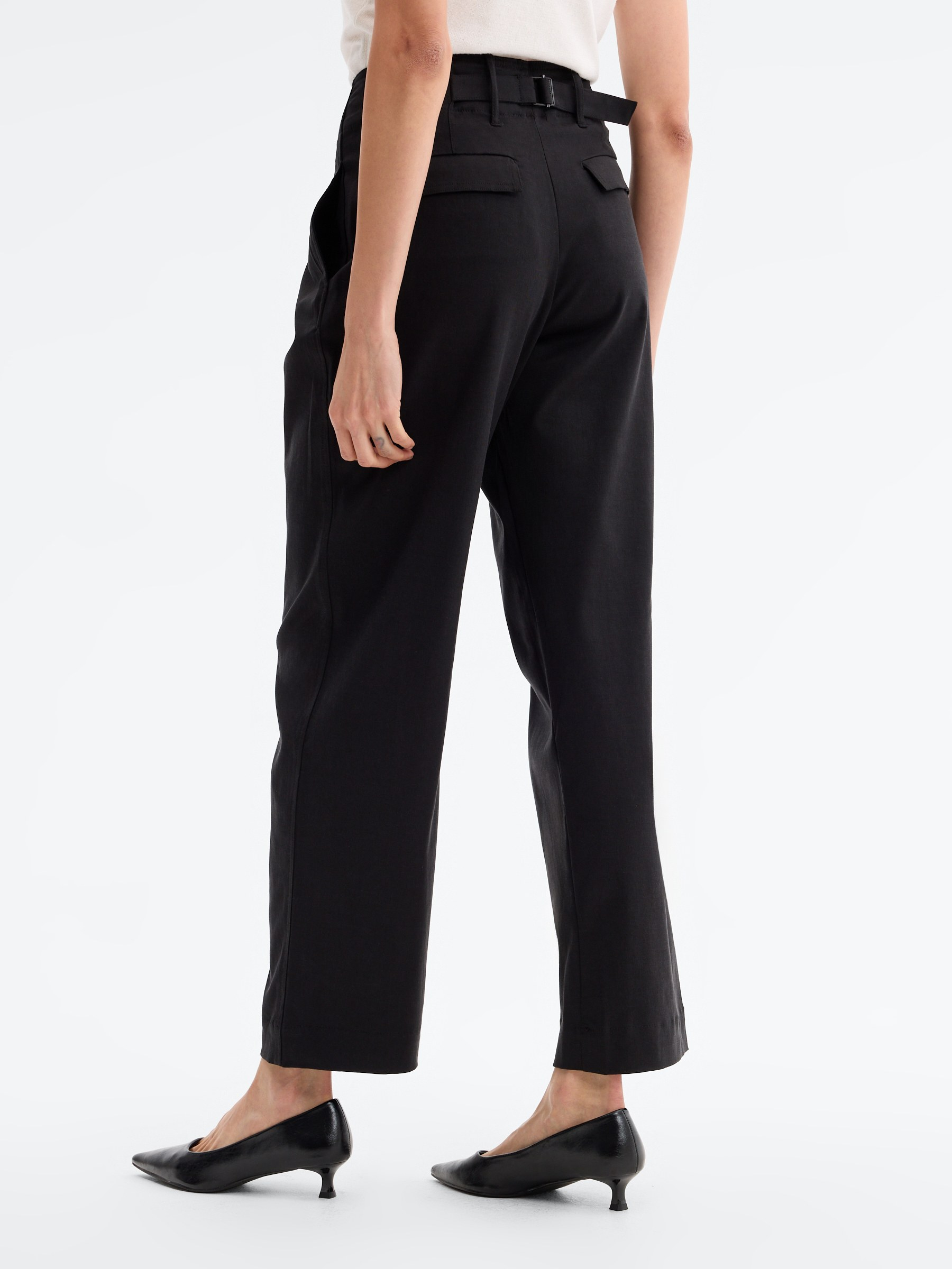 Calça carrot wide leg preto vista geral frontal