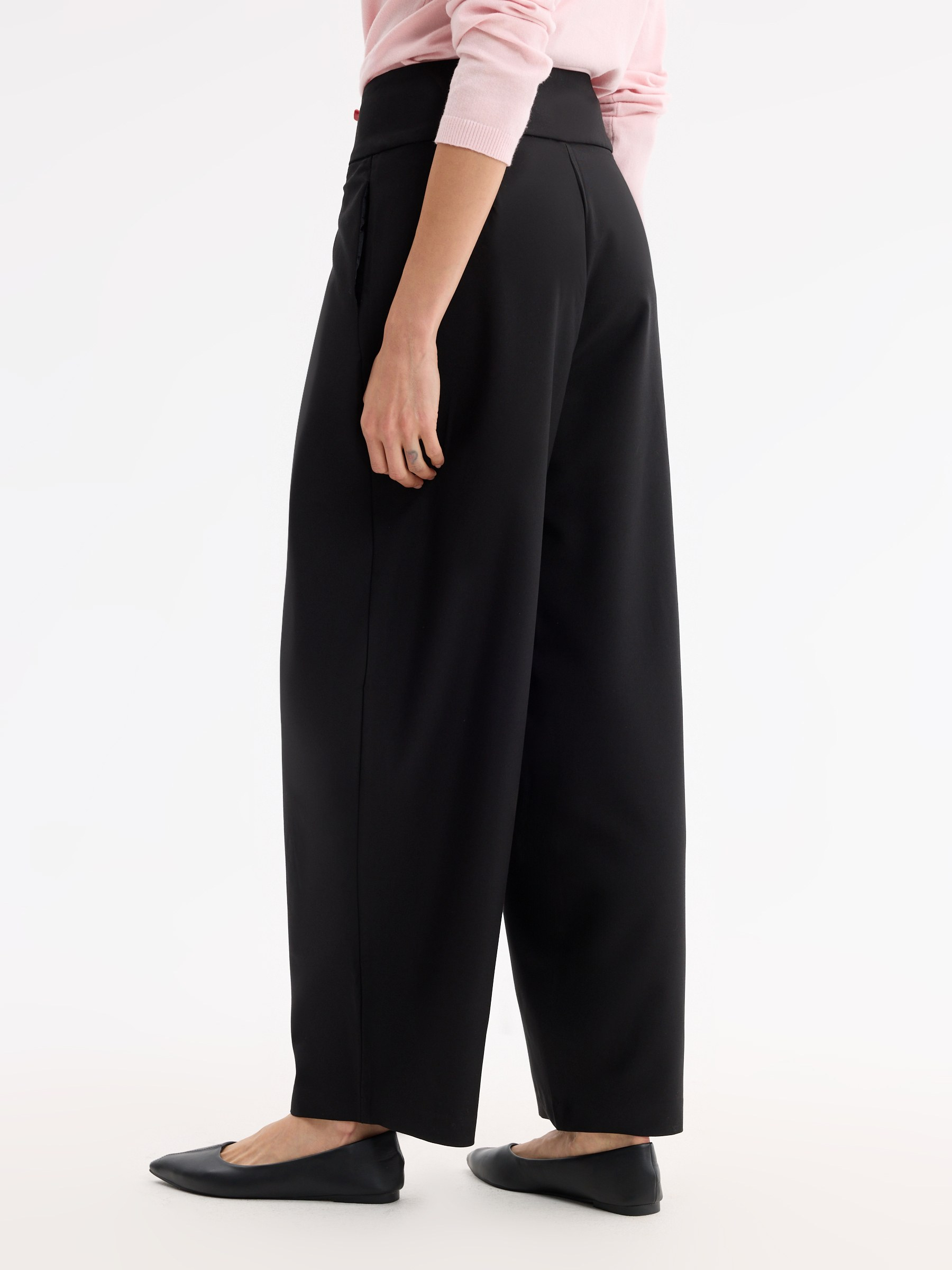 Calça balloon com pregas cintura alta preto vista geral frontal