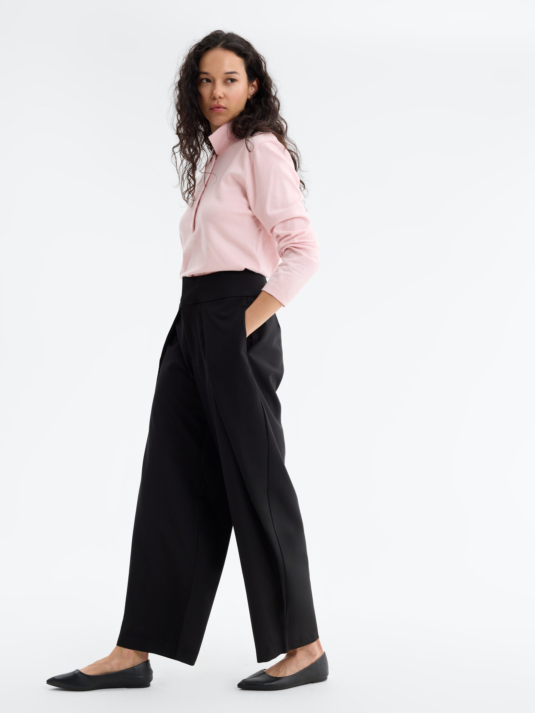 Calça balloon com pregas cintura alta preto vista geral frontal