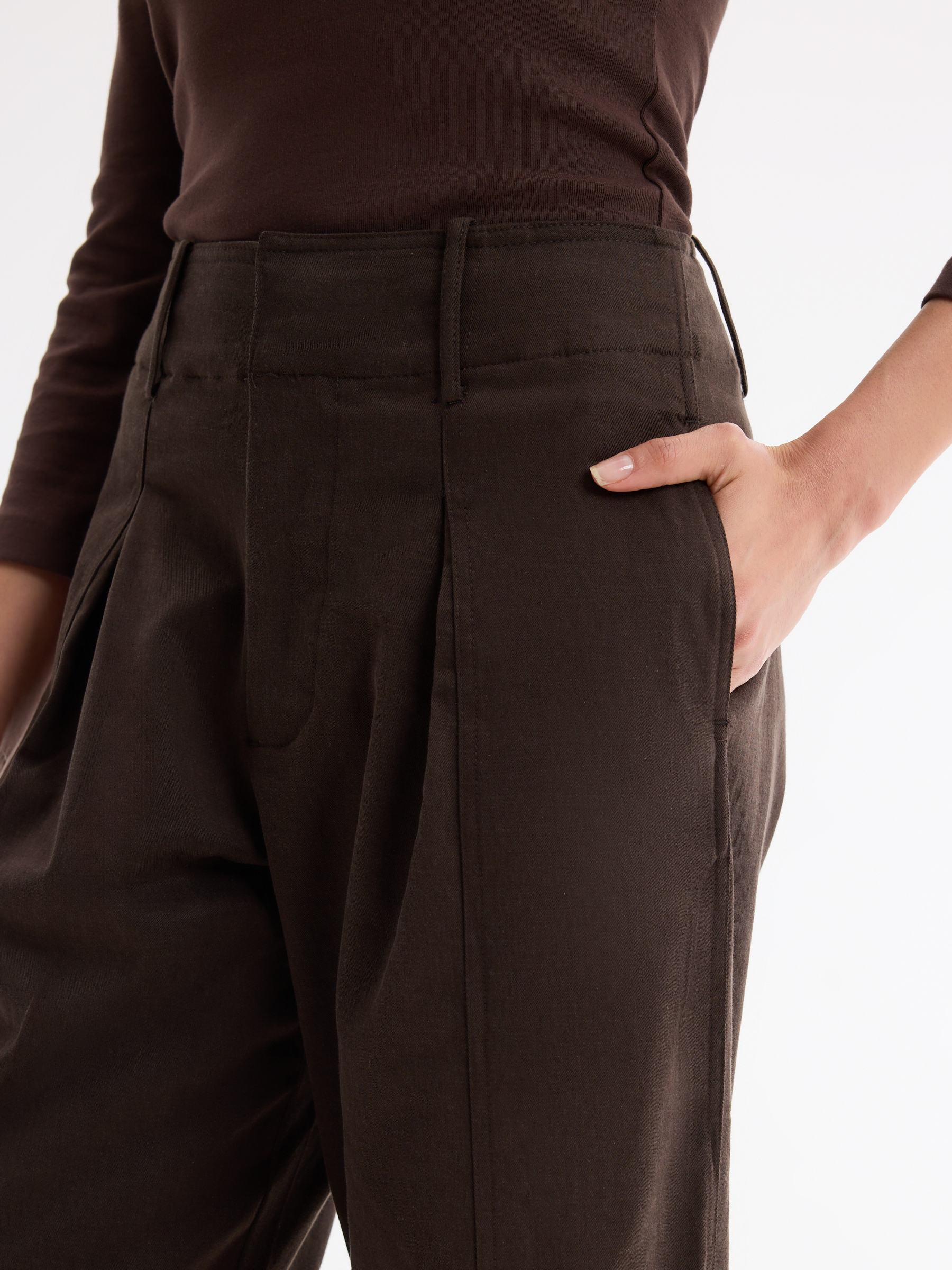 Calça carrot wide leg chocolate vista geral frontal