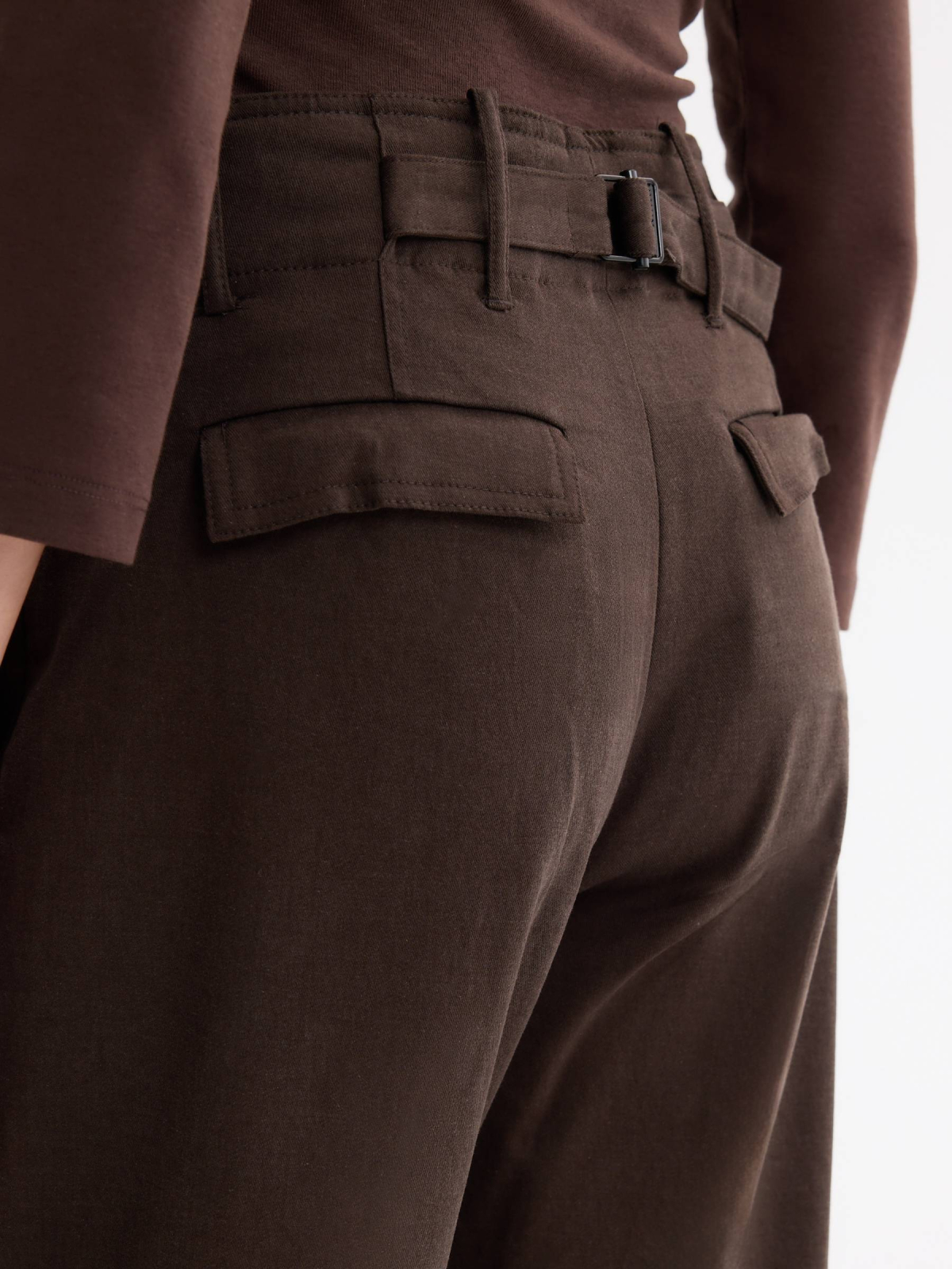 Pantalón carrot wide leg chocolate vista detalle