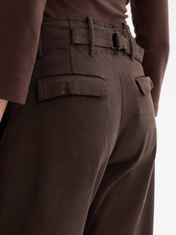 Pantalón carrot wide leg chocolate vista detalle