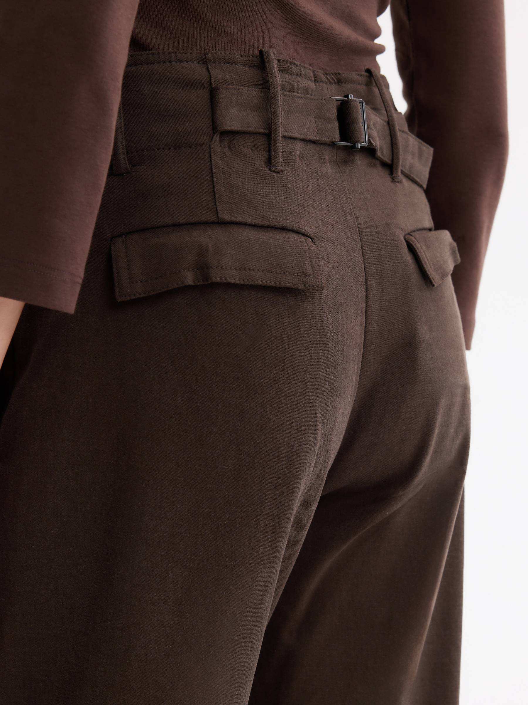 Calça carrot wide leg chocolate vista geral frontal