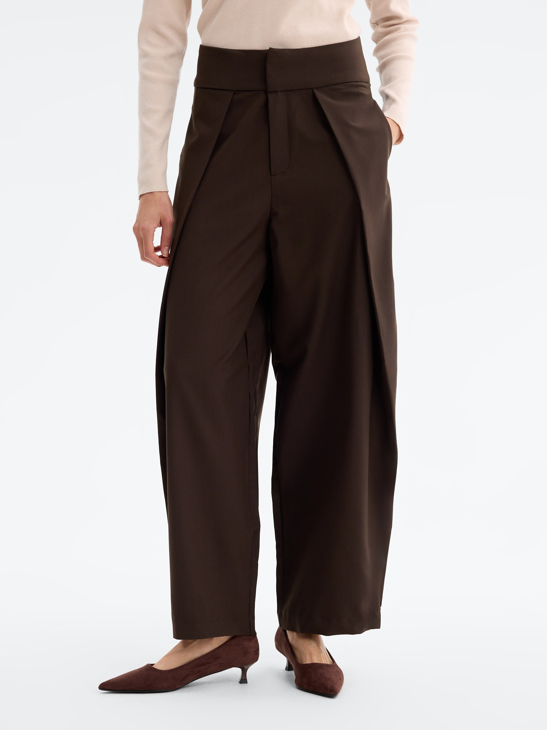 Pantalón balloon pliegues tiro alto chocolate vista general frontal