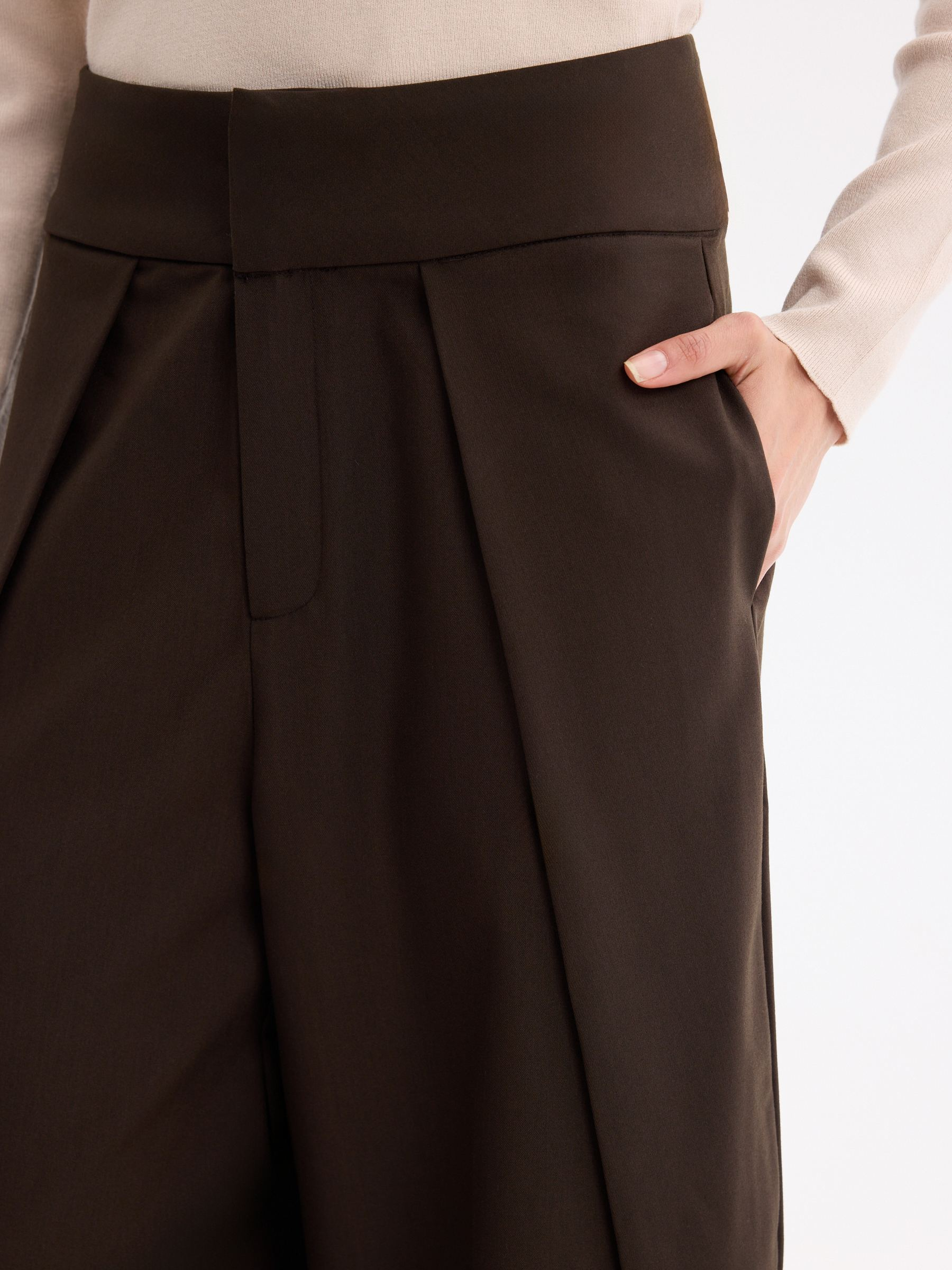 High-waisted pleated balloon pants chocolate front view