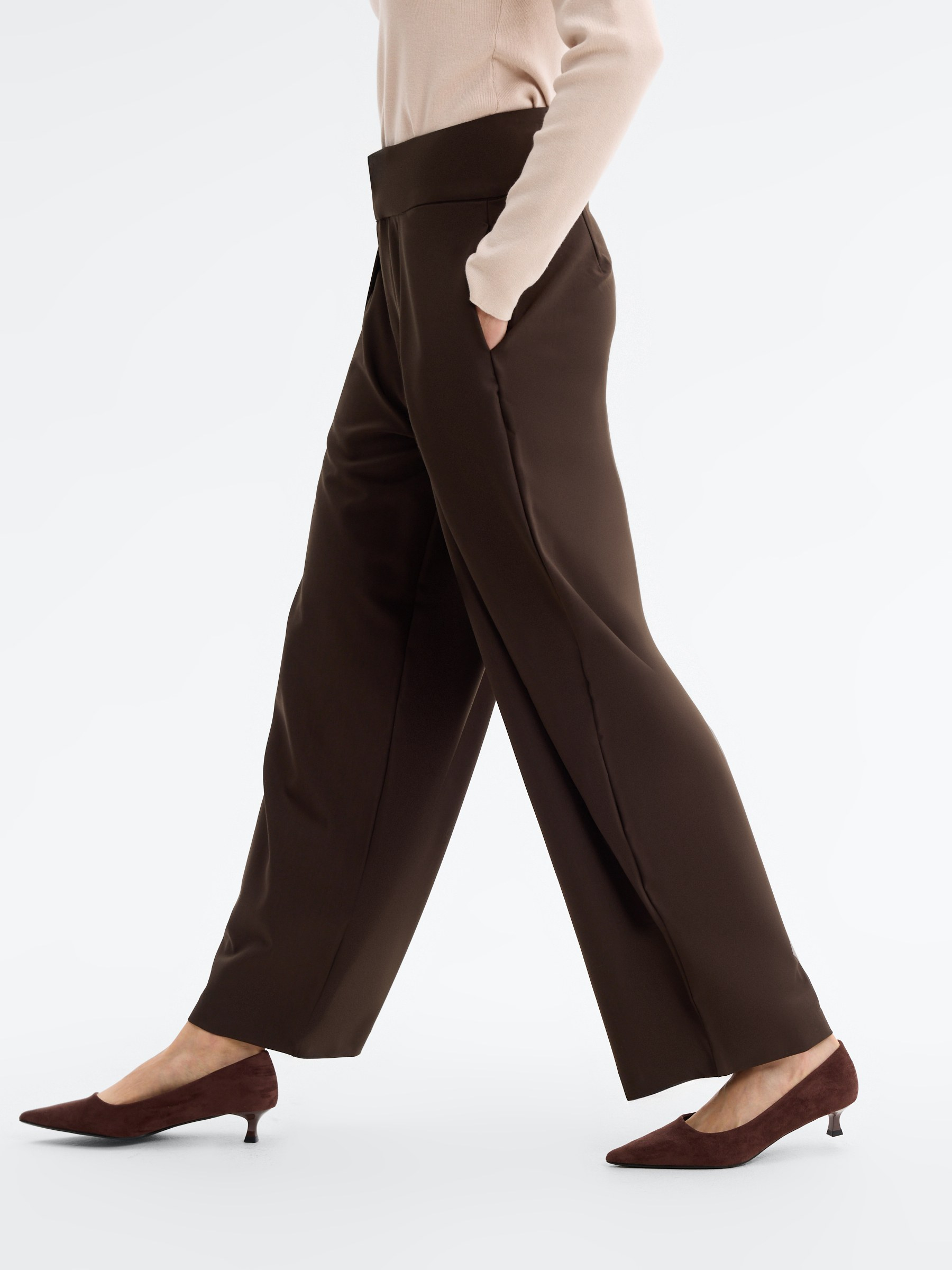 Pantalón balloon pliegues tiro alto chocolate vista general frontal