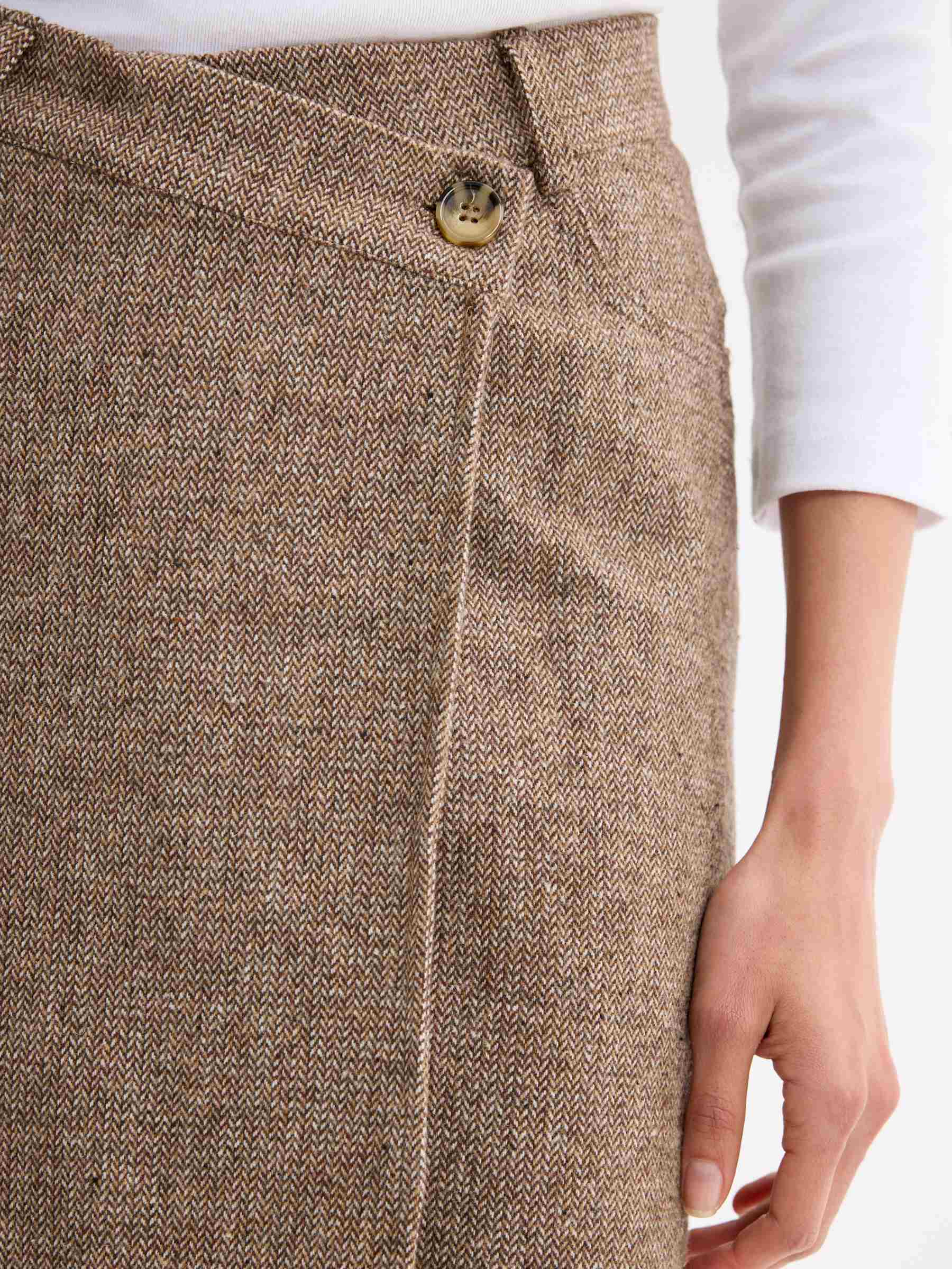 Saia midi de tweed assimétrica marrom vista meia frontal