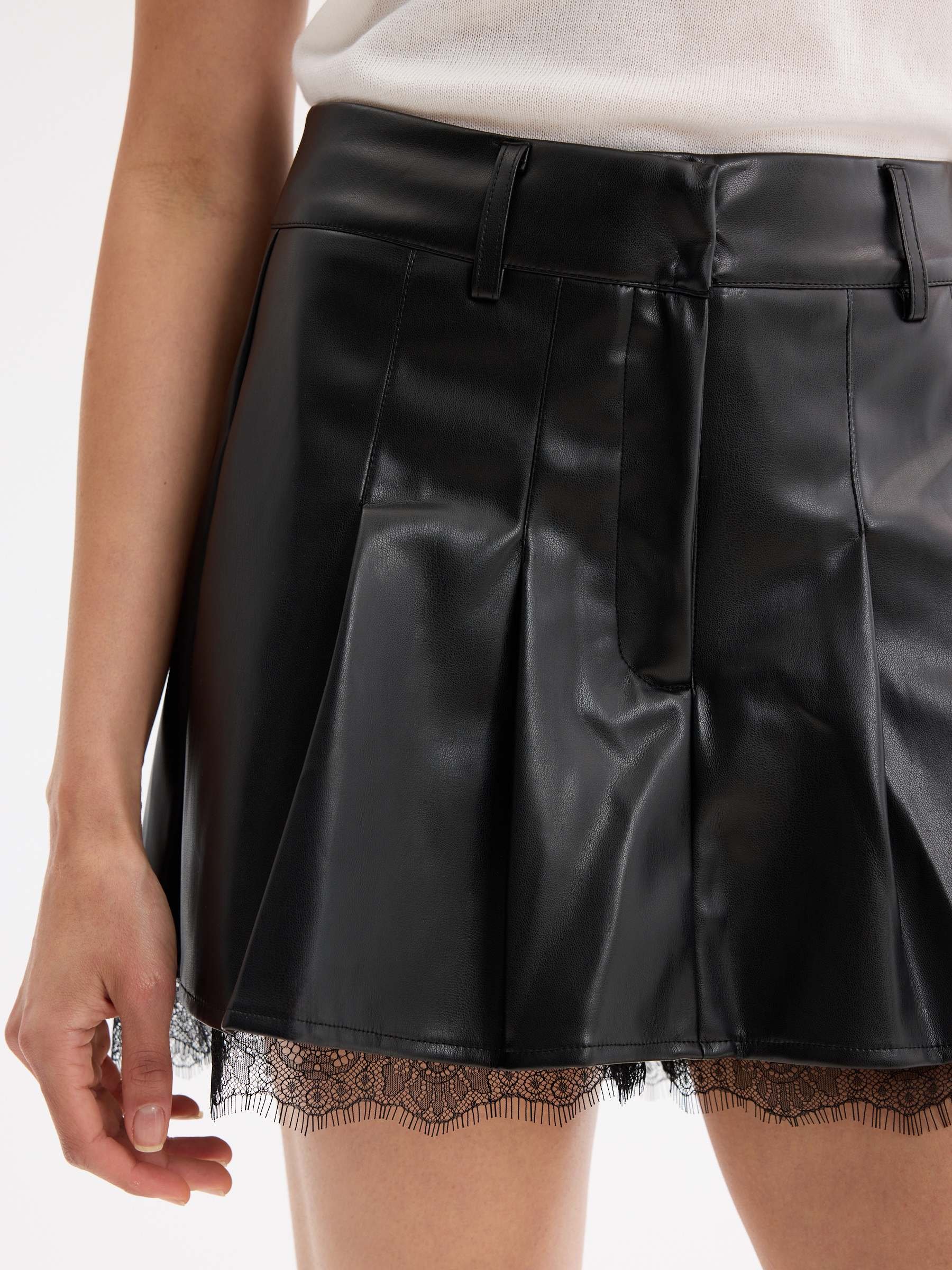 Saia-calça efeito couro renda preto vista meia frontal