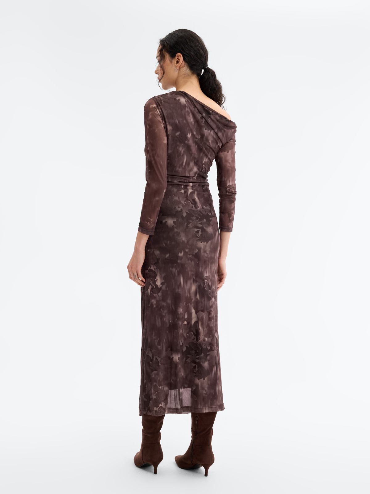 Vestido midi tul floral asimétrico chocolate vista media trasera