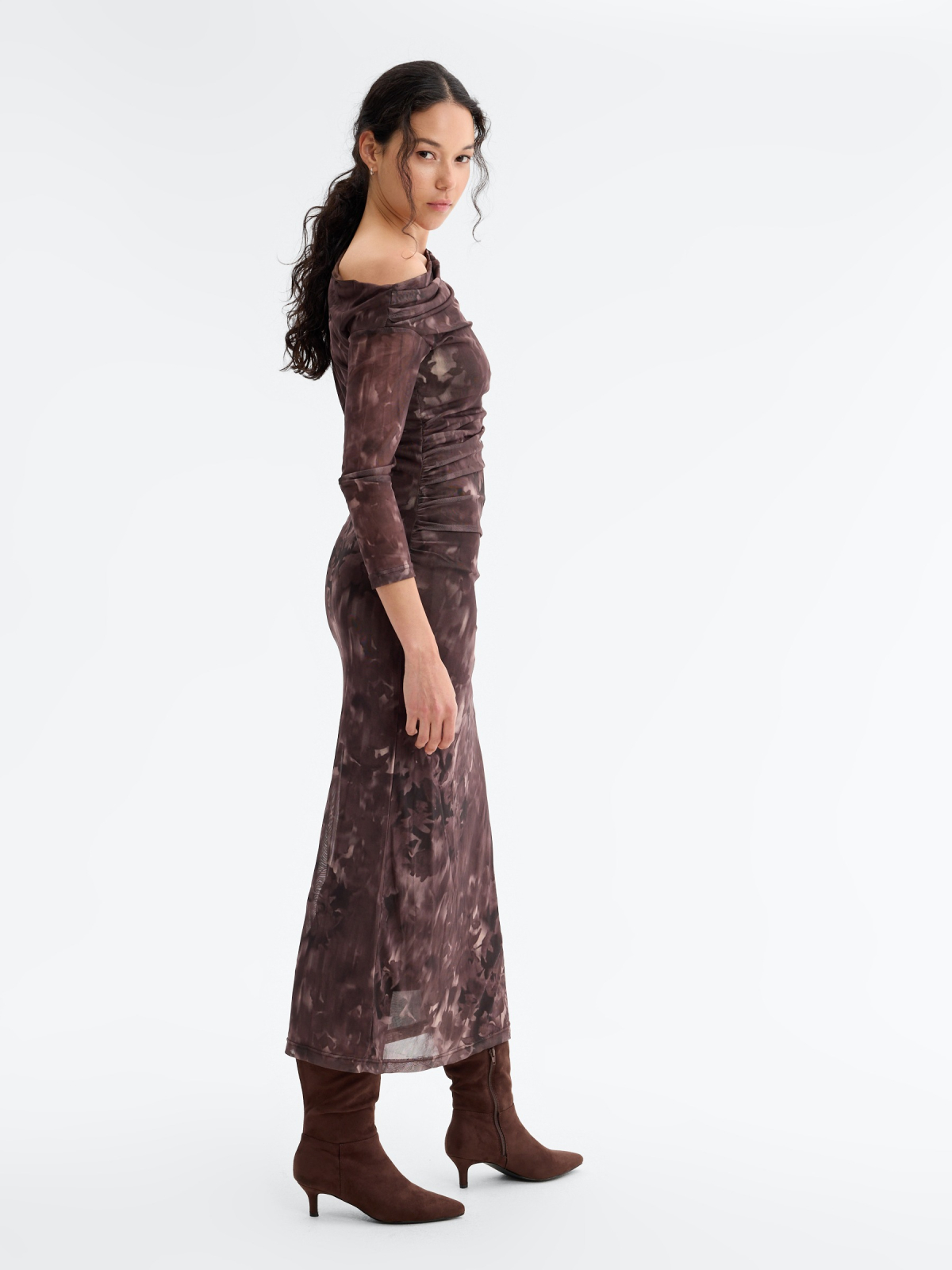 Vestido midi de tule floral assimétrico chocolate vista detalhe