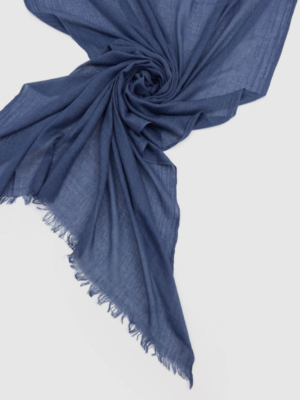 Plain scarf with fringes blue detail view