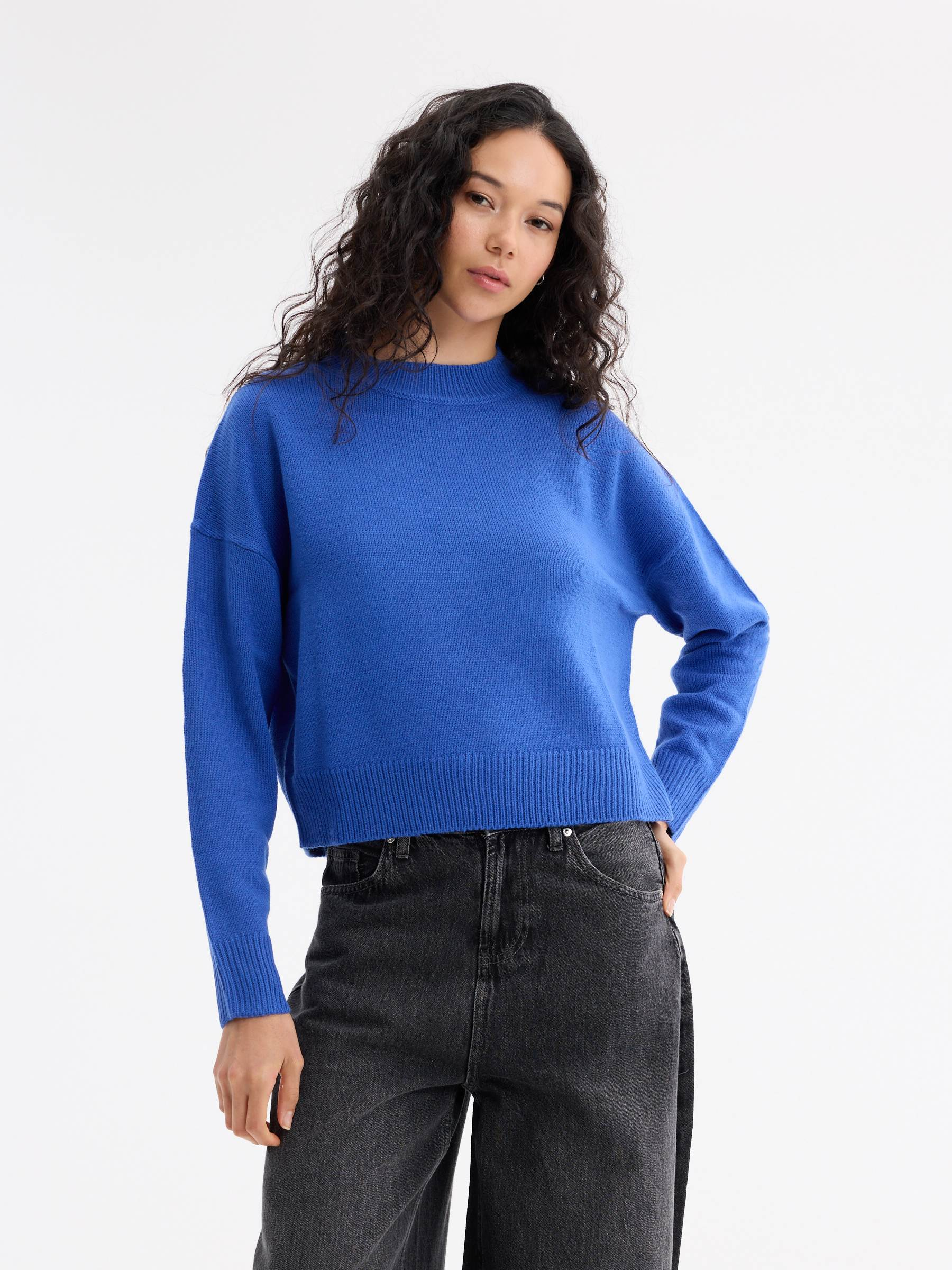 Camisola de gola redonda azul eléctrico vista meia frontal