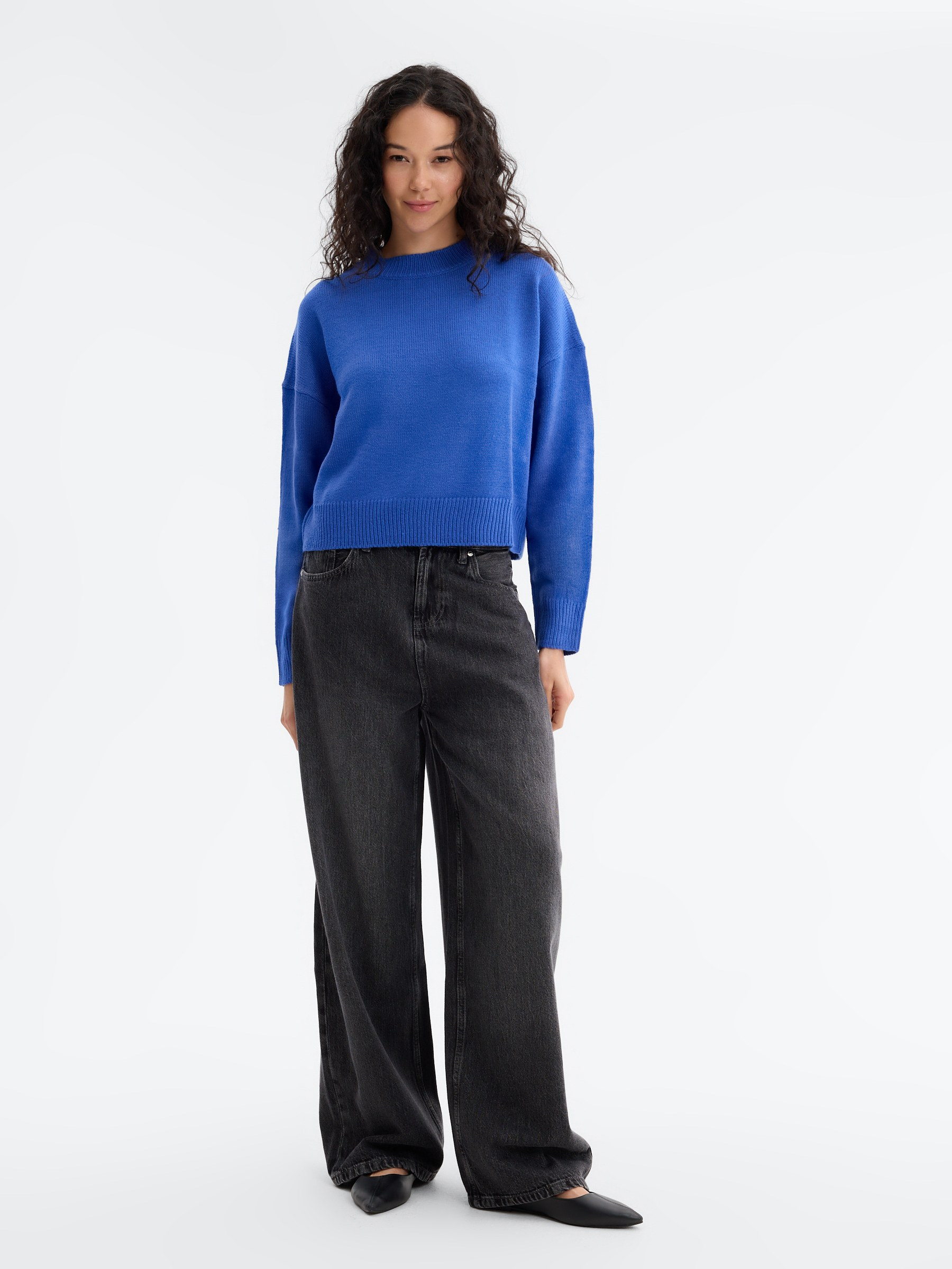 Camisola de gola redonda azul eléctrico vista meia frontal