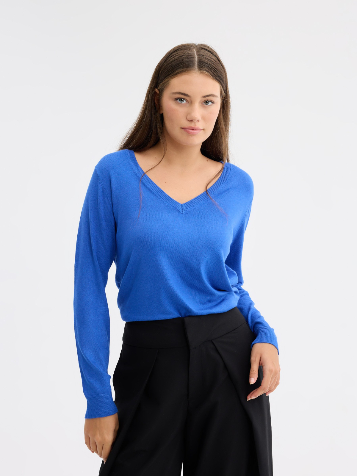 Basic V-neck regular fit jumper electric blue middle front view
