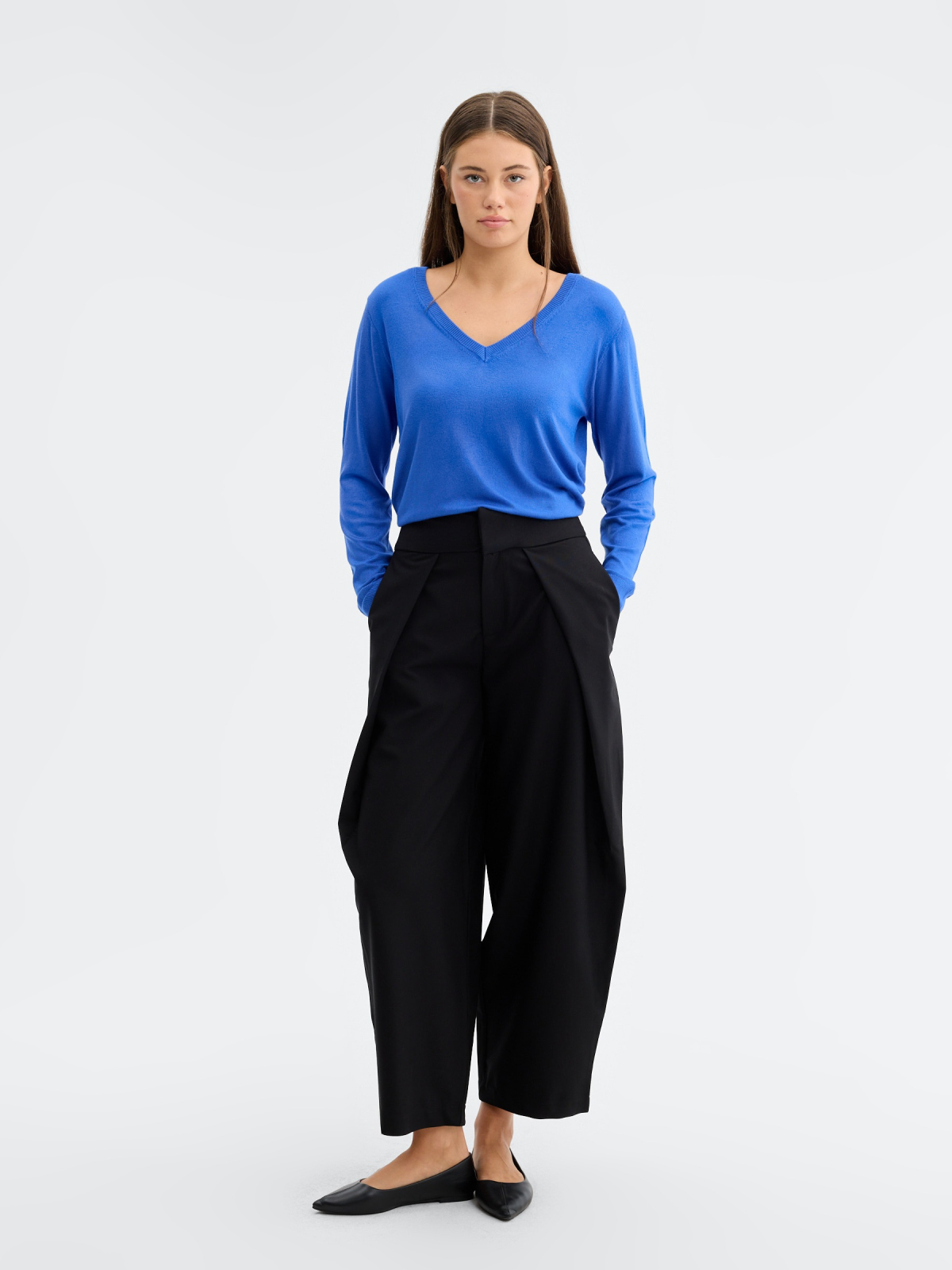 Basic V-neck regular fit jumper electric blue front view