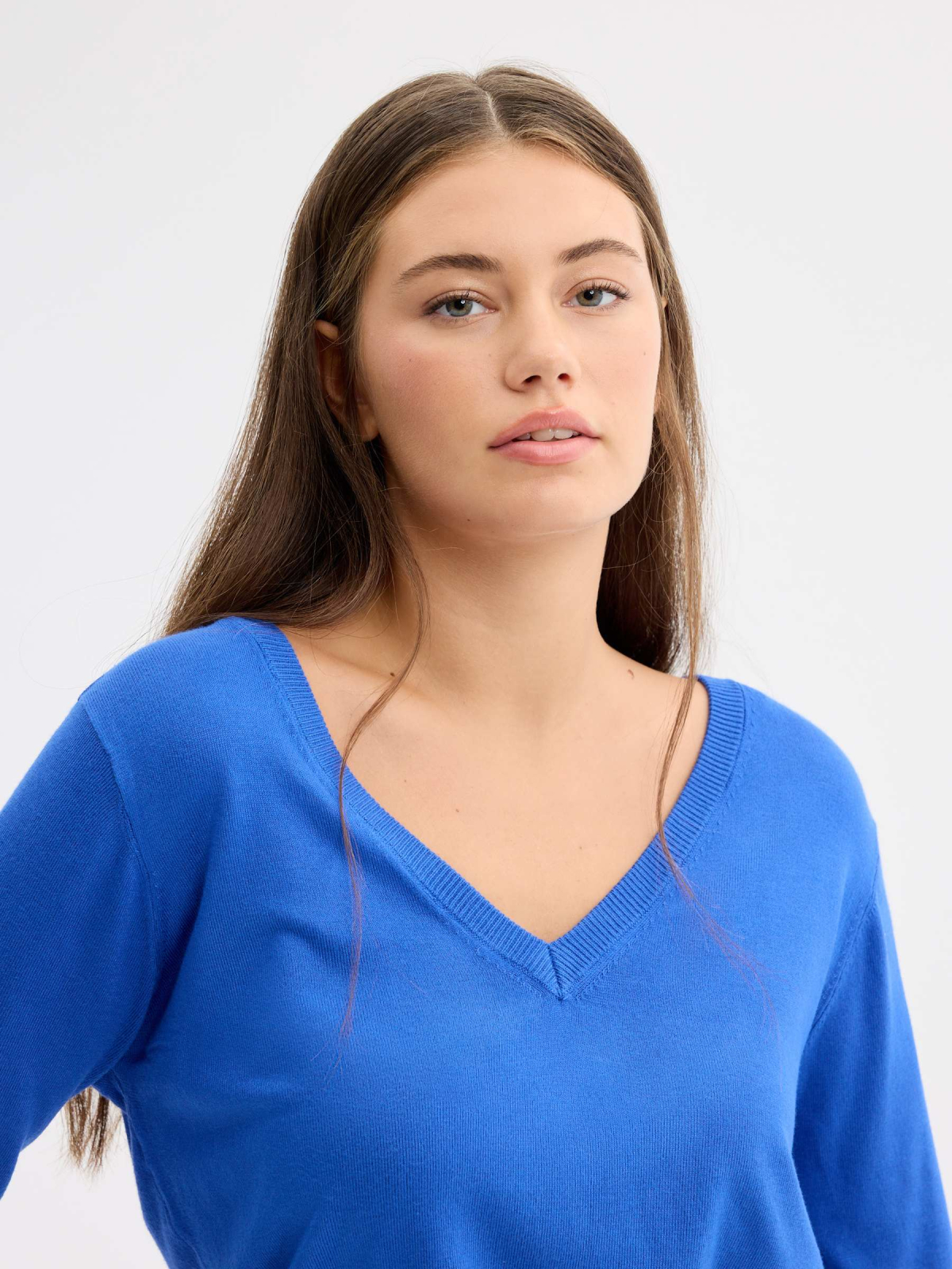 Camisola básica com decote em bico regular azul eléctrico vista detalhe