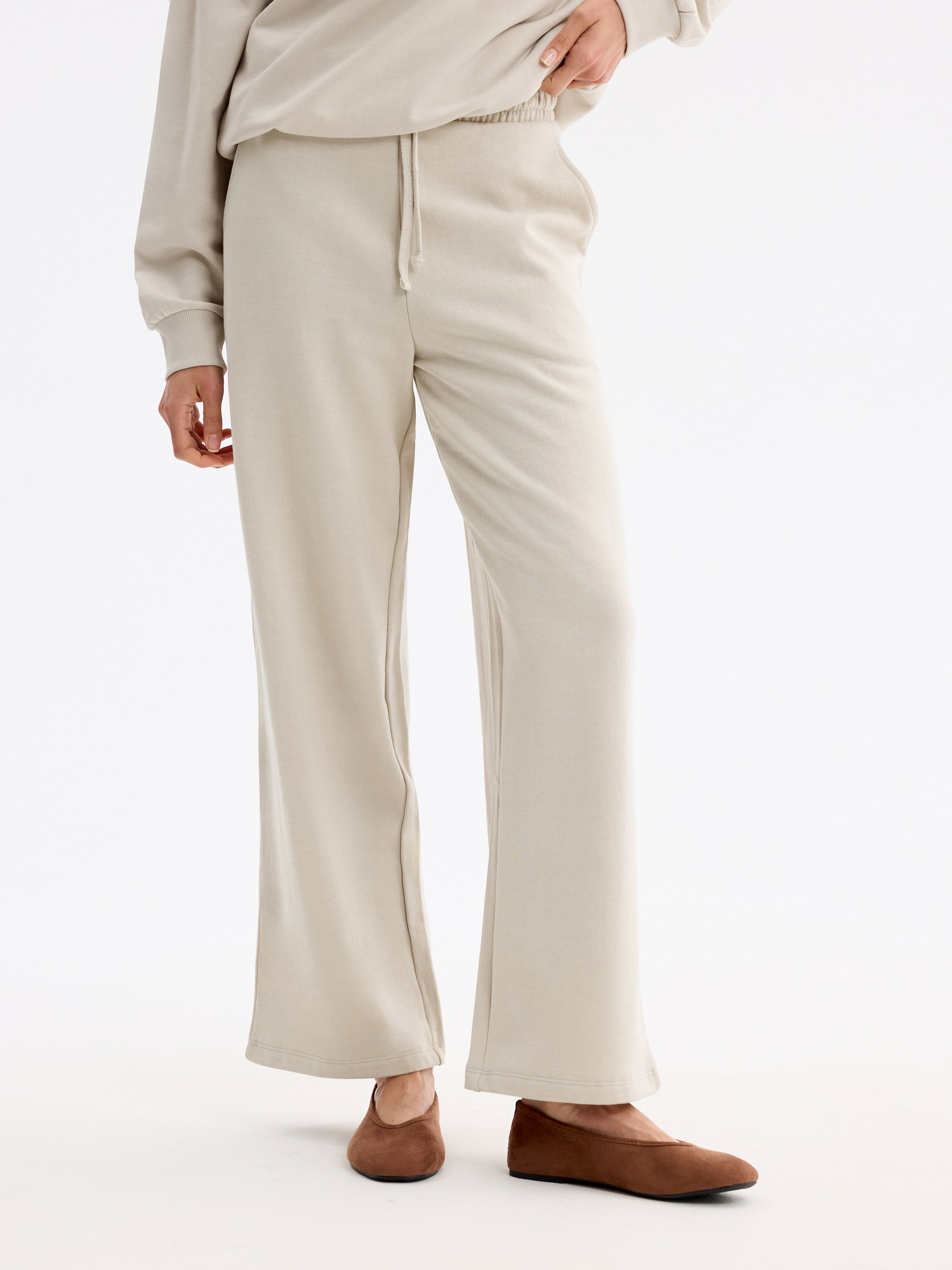 Calça de moletom wide leg crua vista geral frontal