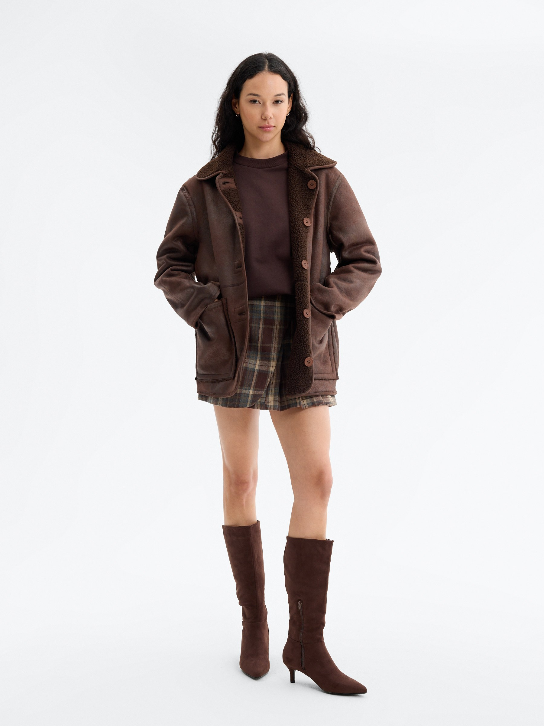 Cazadora reversible borrego oversized chocolate vista media frontal