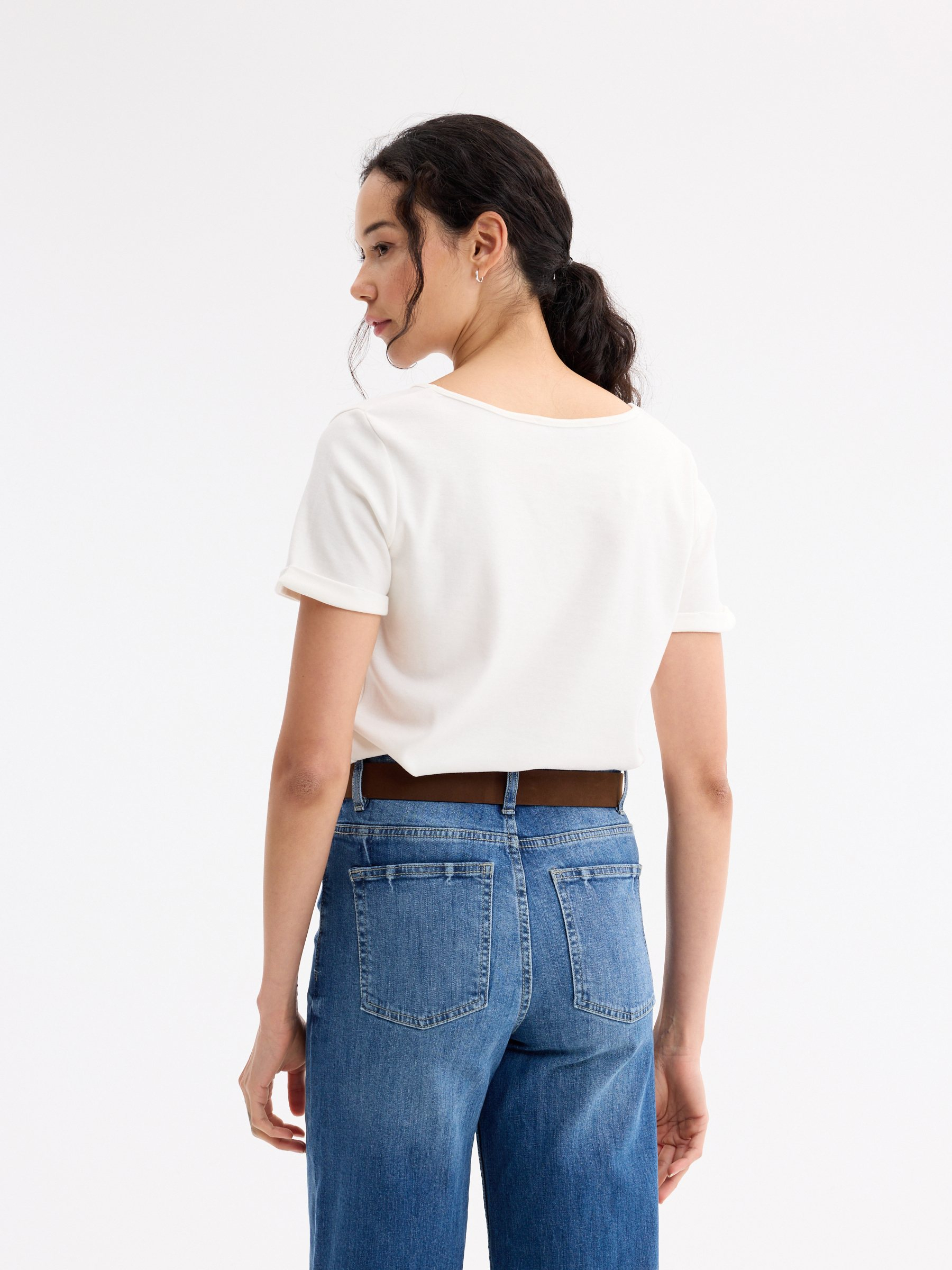 T-shirt manga curta flores off white vista meia frontal
