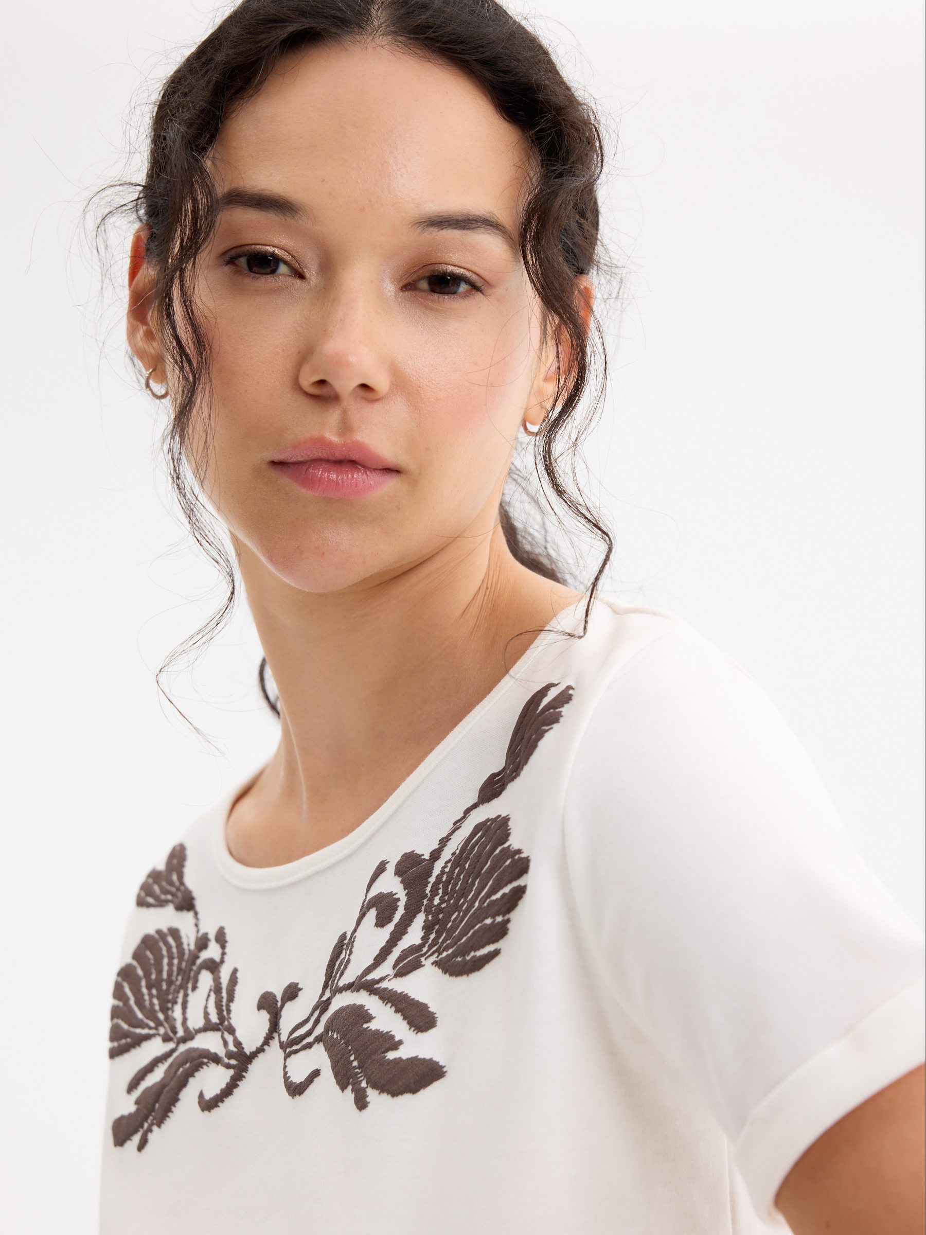 Short sleeve floral t-shirt off white middle front view