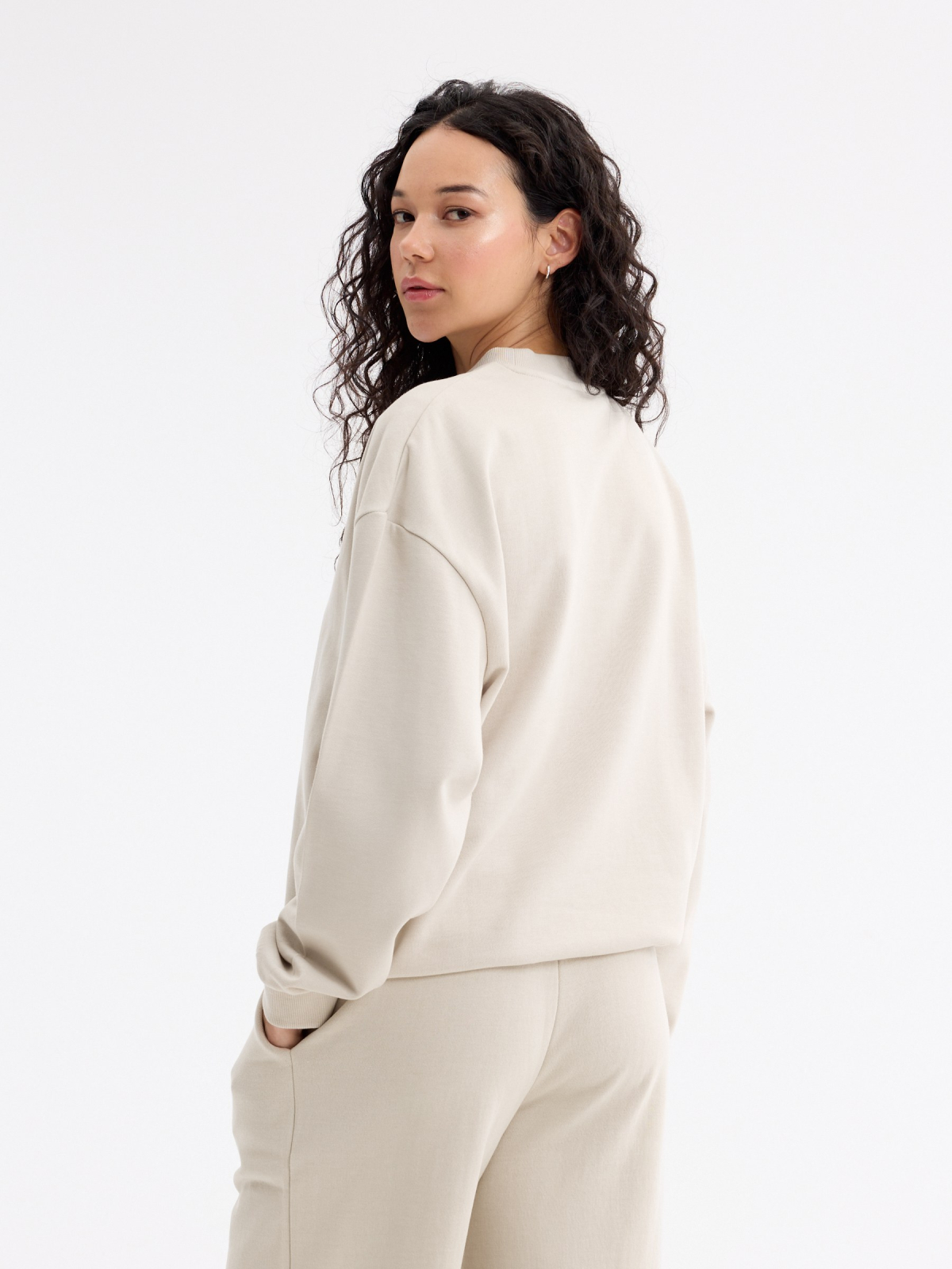 Sweatshirt básica de gola redonda bege vista meia traseira