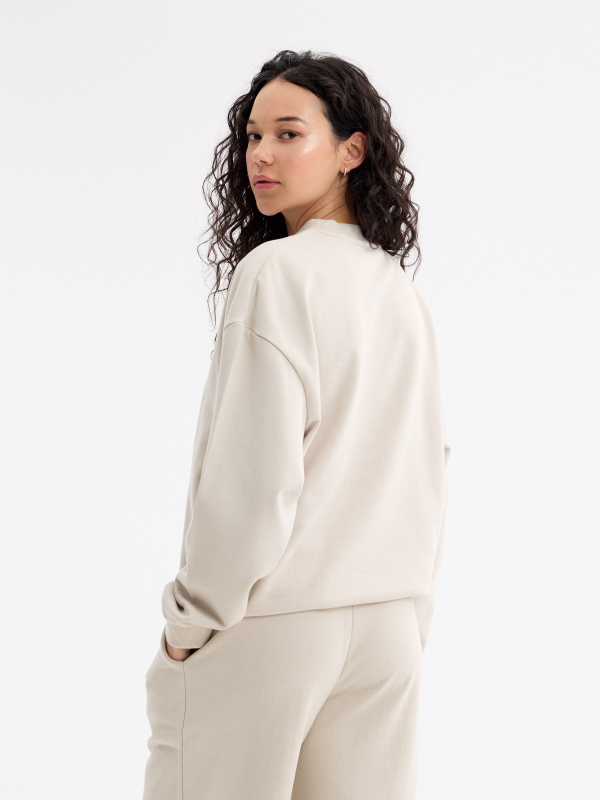 Sweatshirt básica de gola redonda bege vista meia traseira