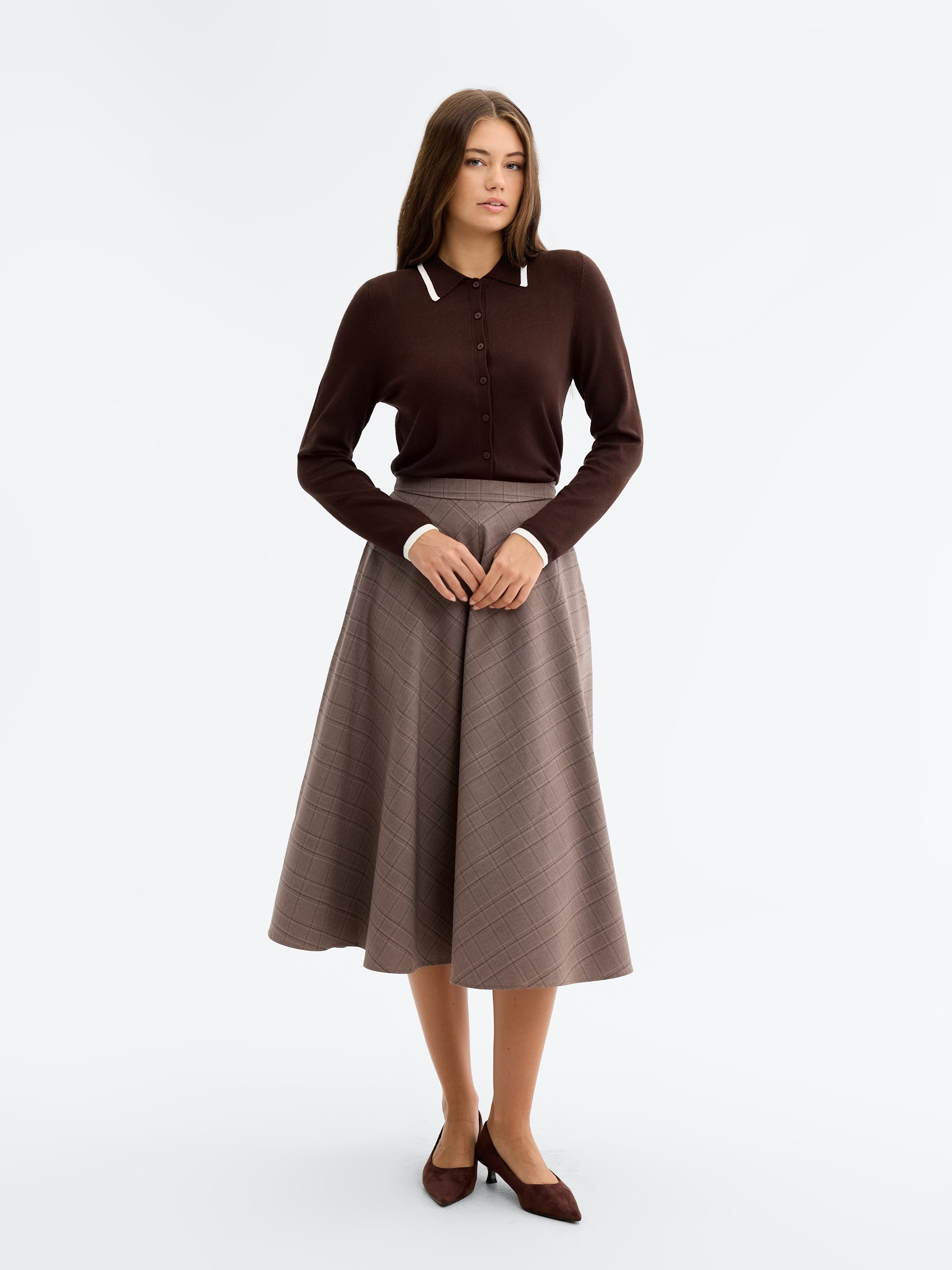 Camisola gola polo riscas chocolate vista meia frontal