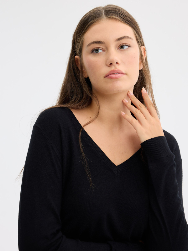 Jersey básico cuello pico regular negro vista detalle