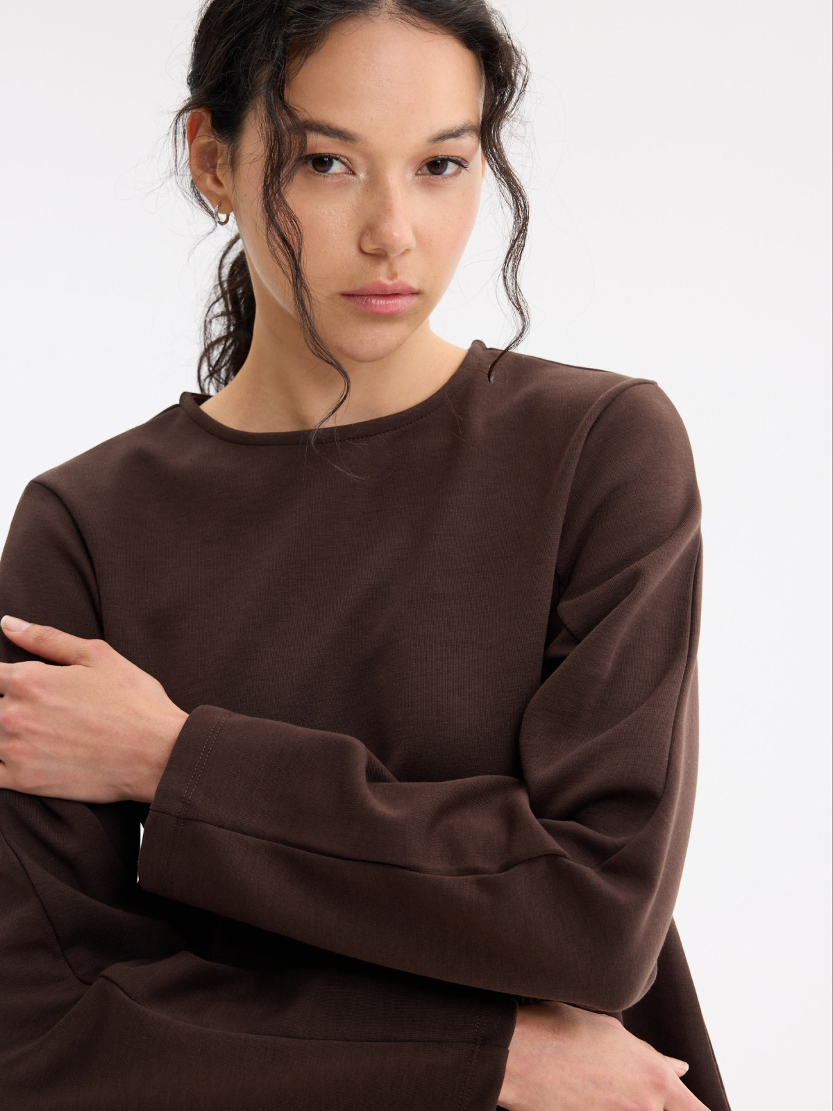 Camiseta barrel manga longa chocolate vista detalhe