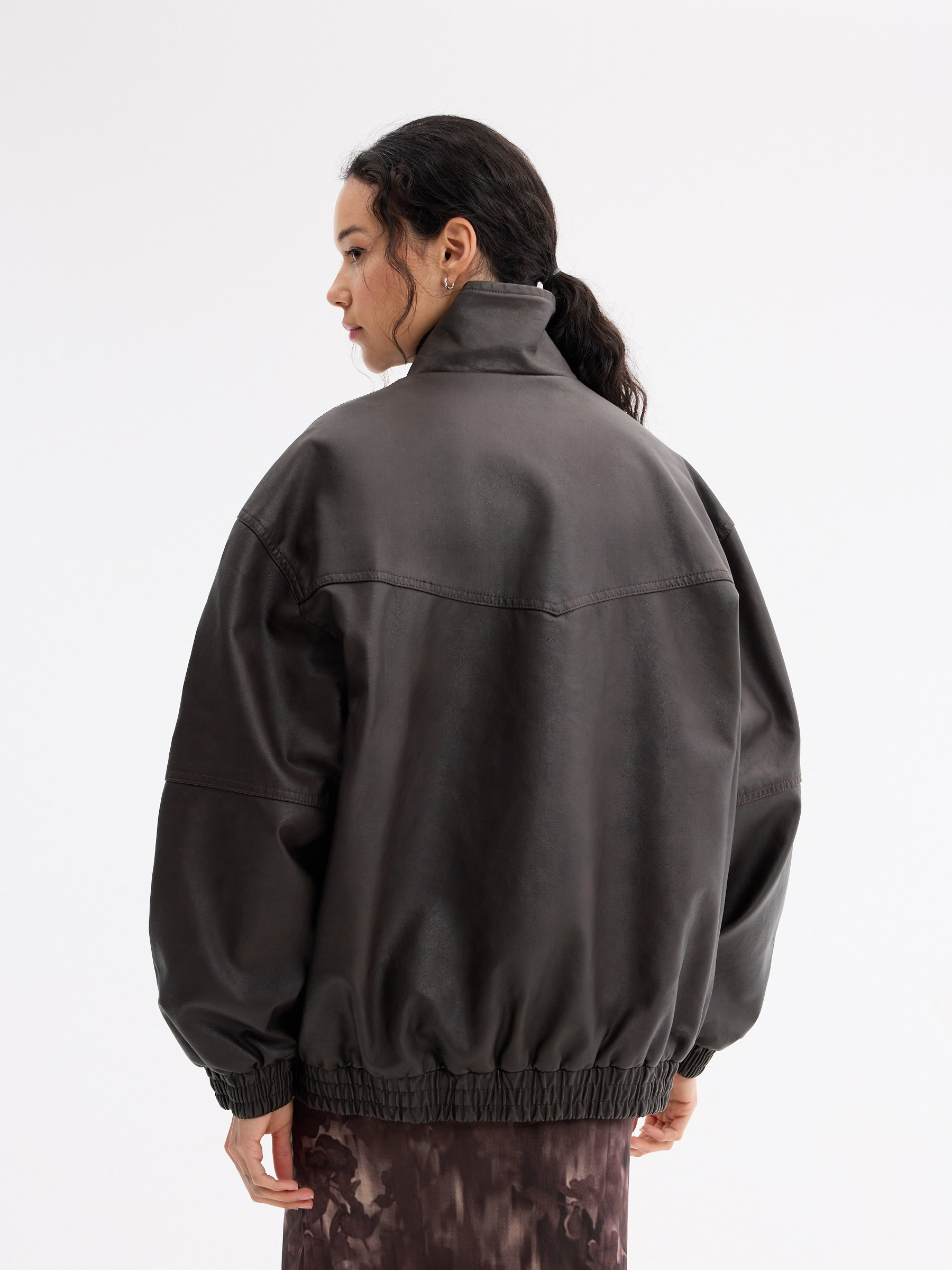 Bomber oversize efecto piel chocolate vista media frontal