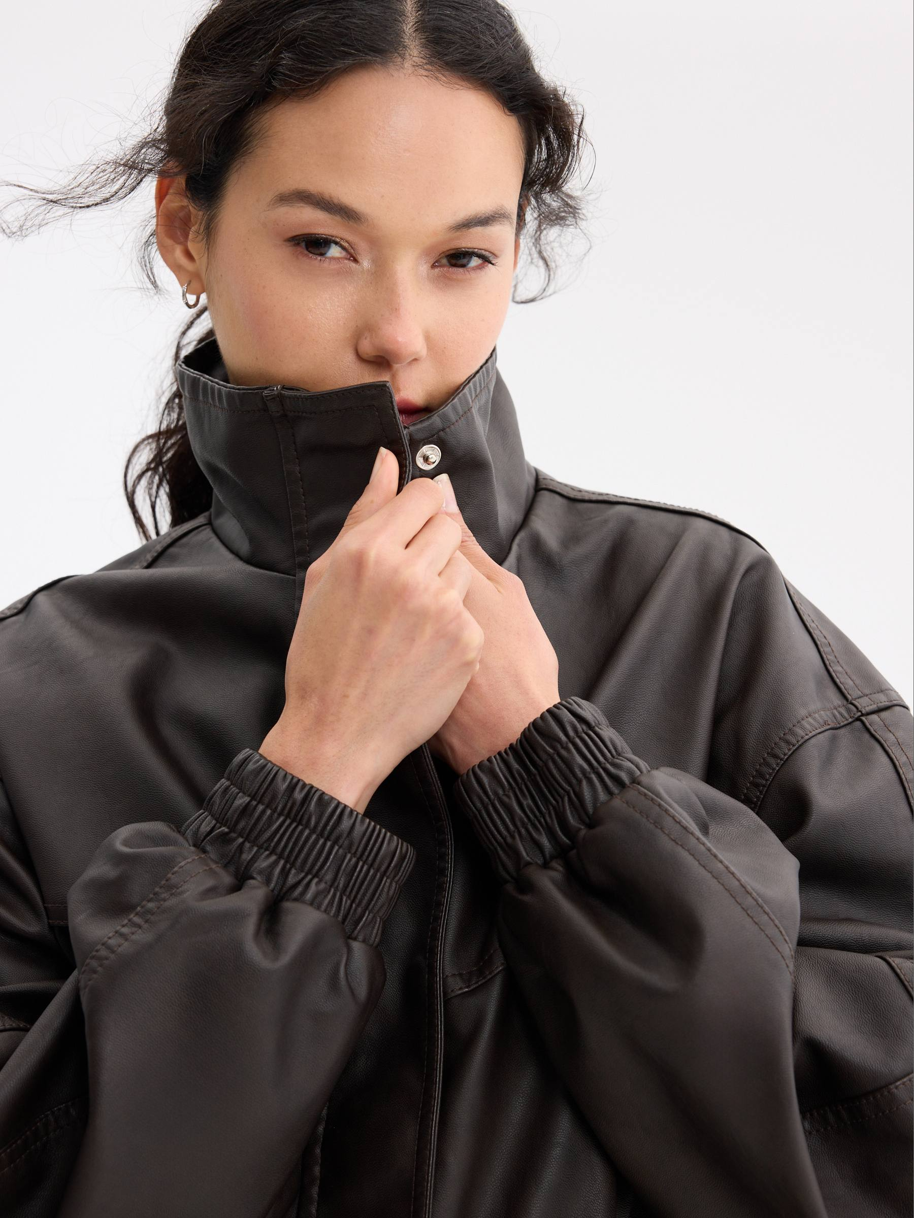 Bomber oversized efeito pele chocolate vista meia frontal