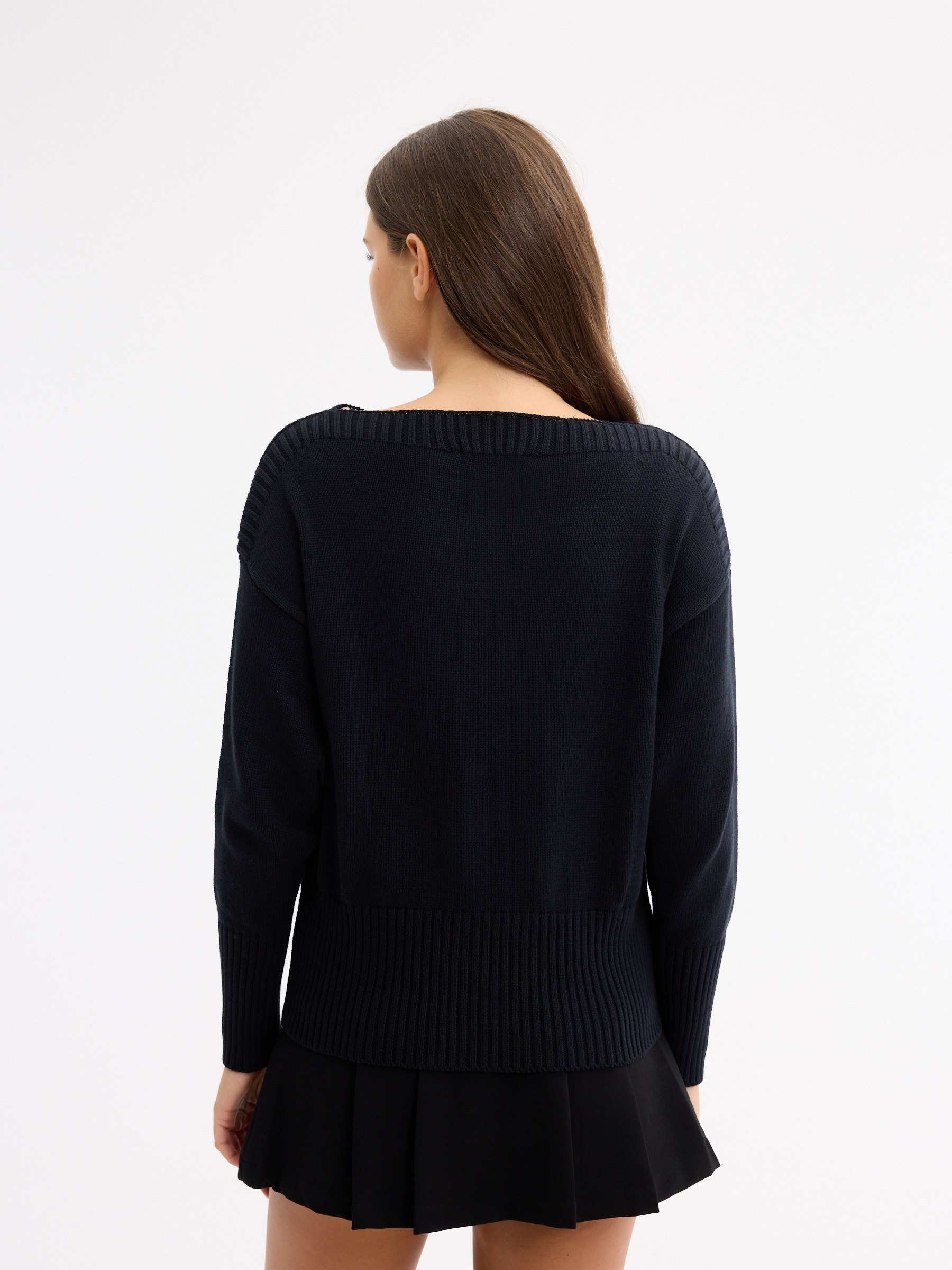 Camisola de malha com decote barco preto vista meia frontal