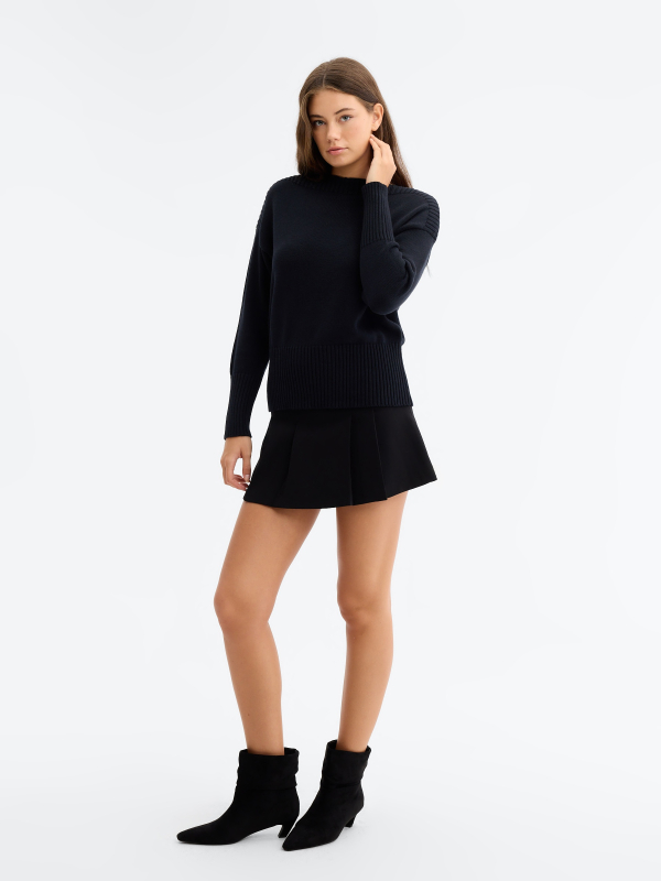 Camisola de malha com decote barco preto vista geral frontal