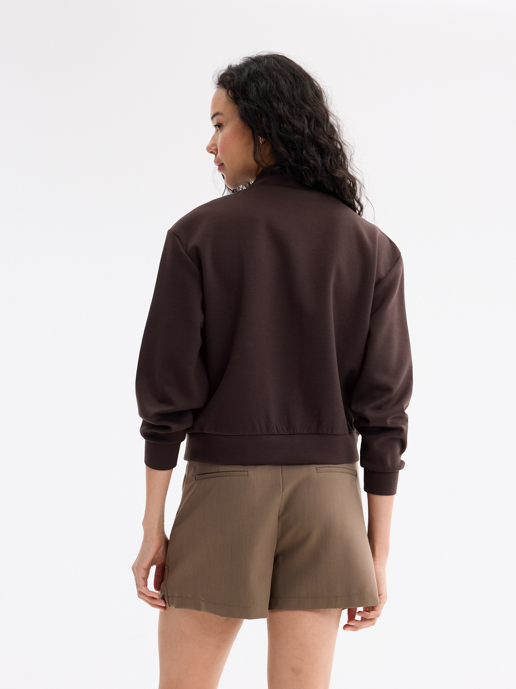 Chaqueta cremallera soft cuello alto chocolate vista media frontal