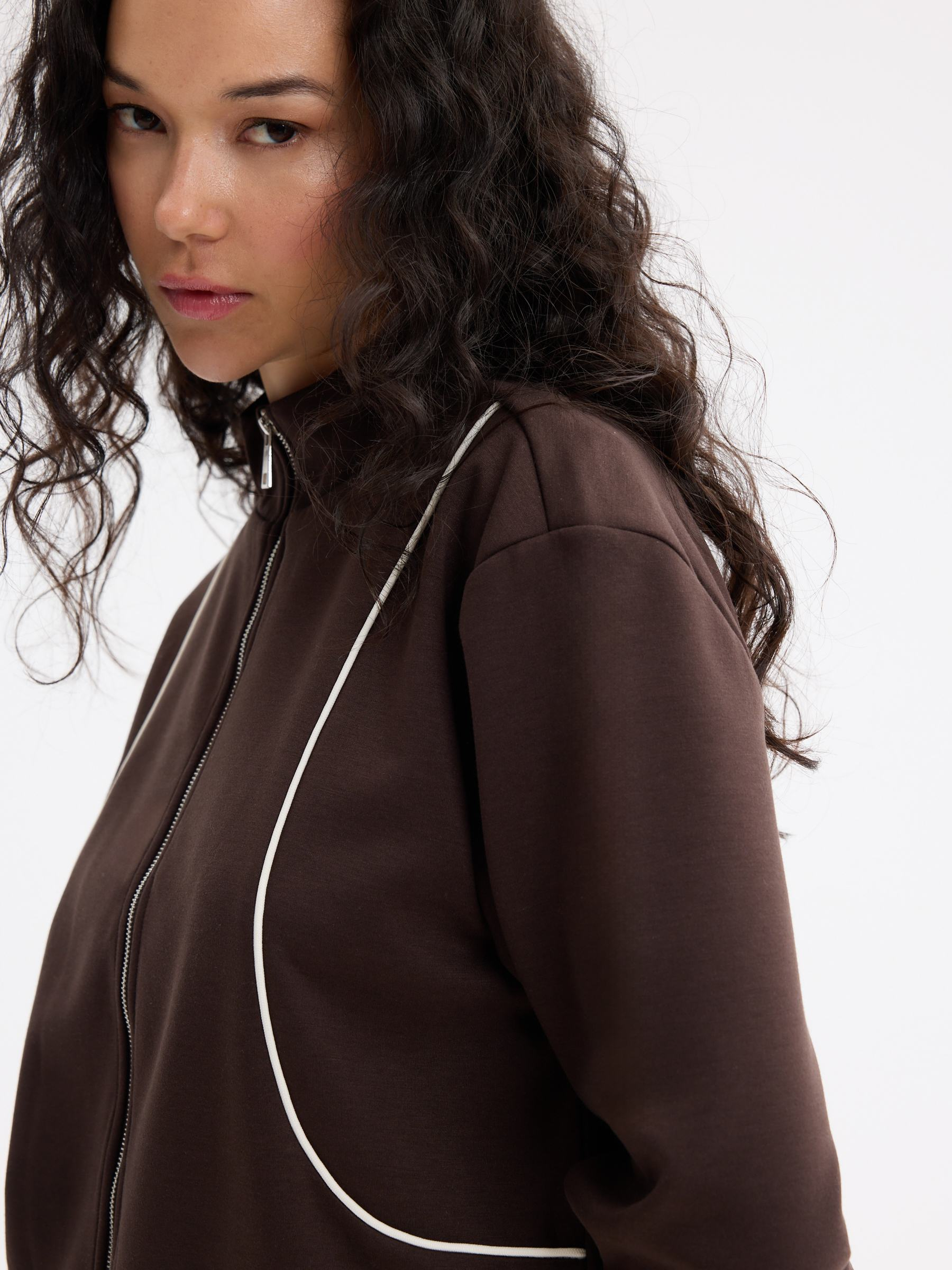 Chaqueta cremallera soft cuello alto chocolate vista media frontal