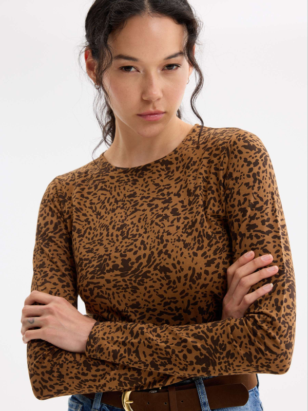 T-shirt de manga comprida animal print camel vista detalhe