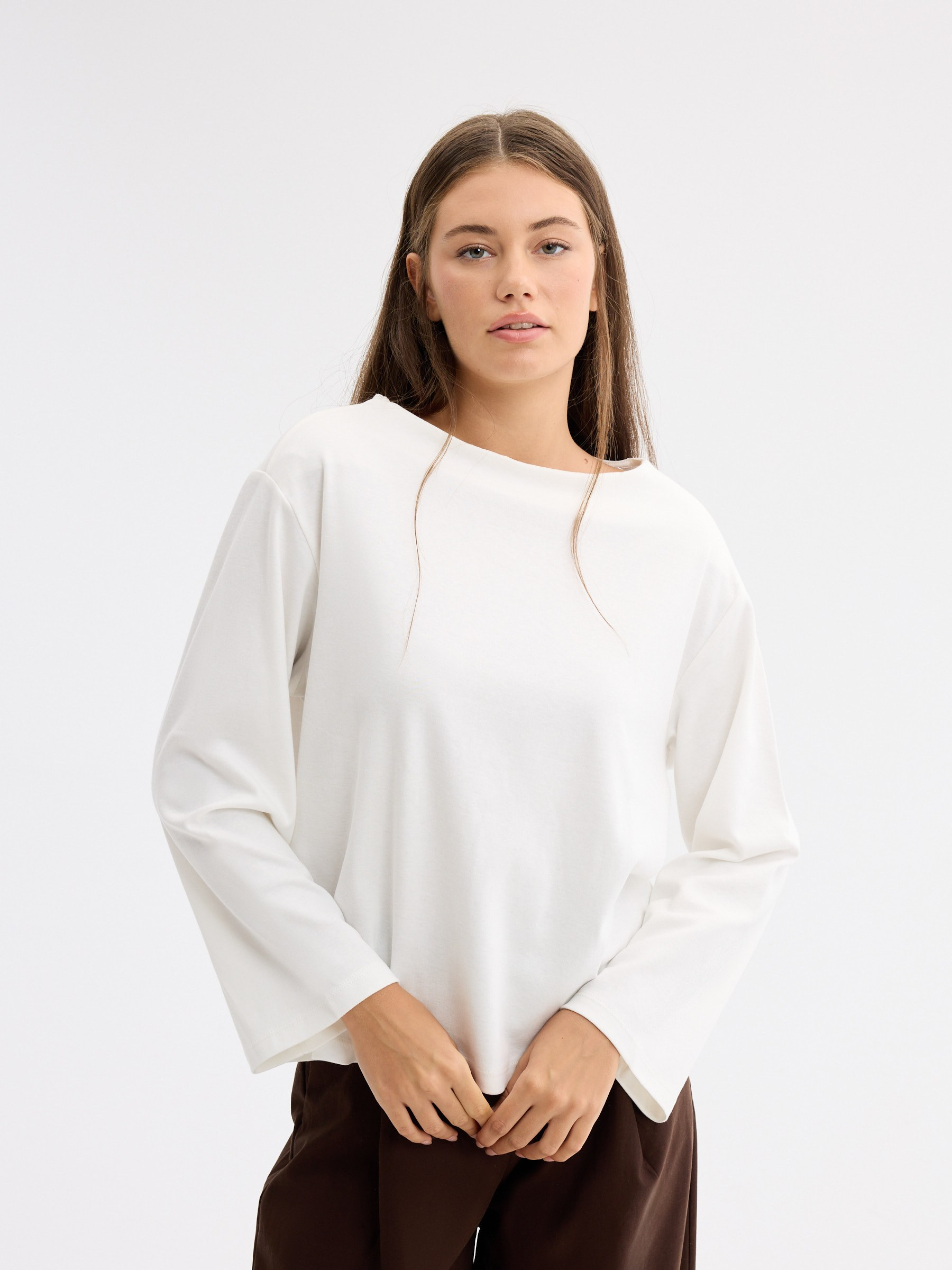 Camiseta básica manga longa gola canoa off white vista meia frontal