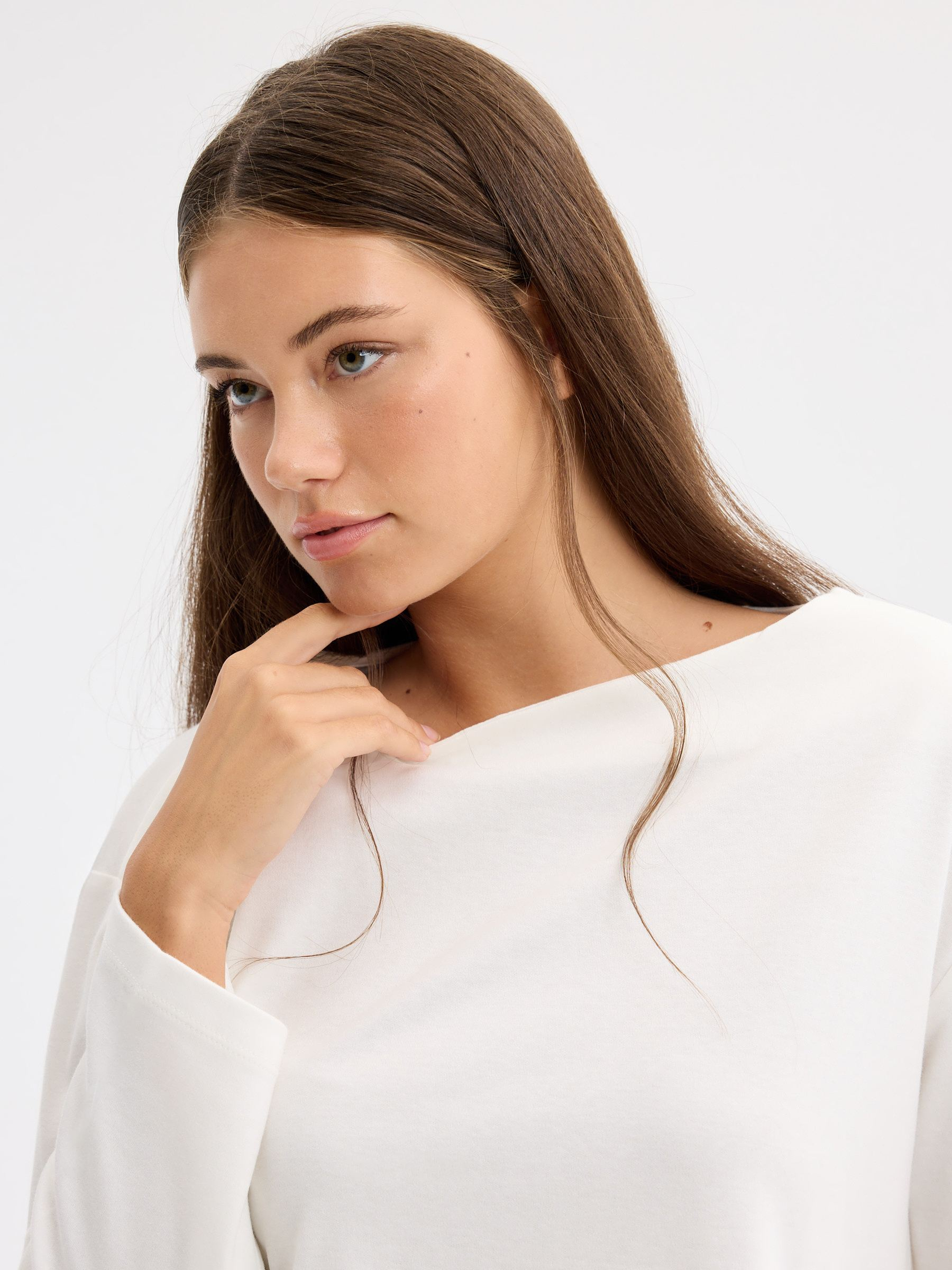 Camiseta básica manga larga cuello barco blanco roto vista media frontal