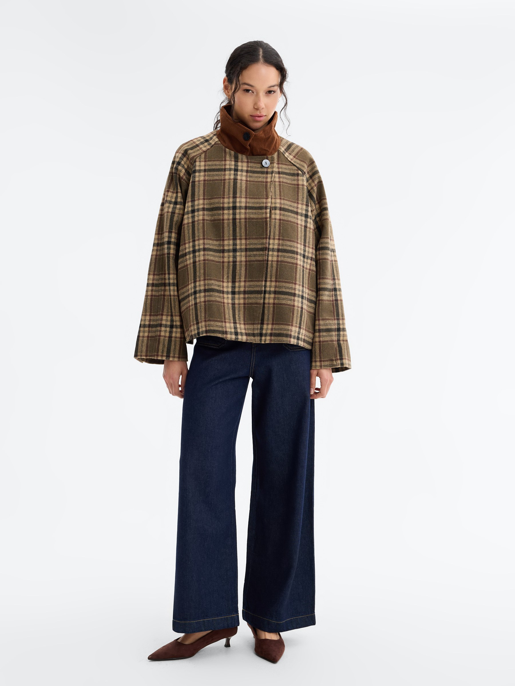 Trench corto cuadros oversized kaki vista media frontal