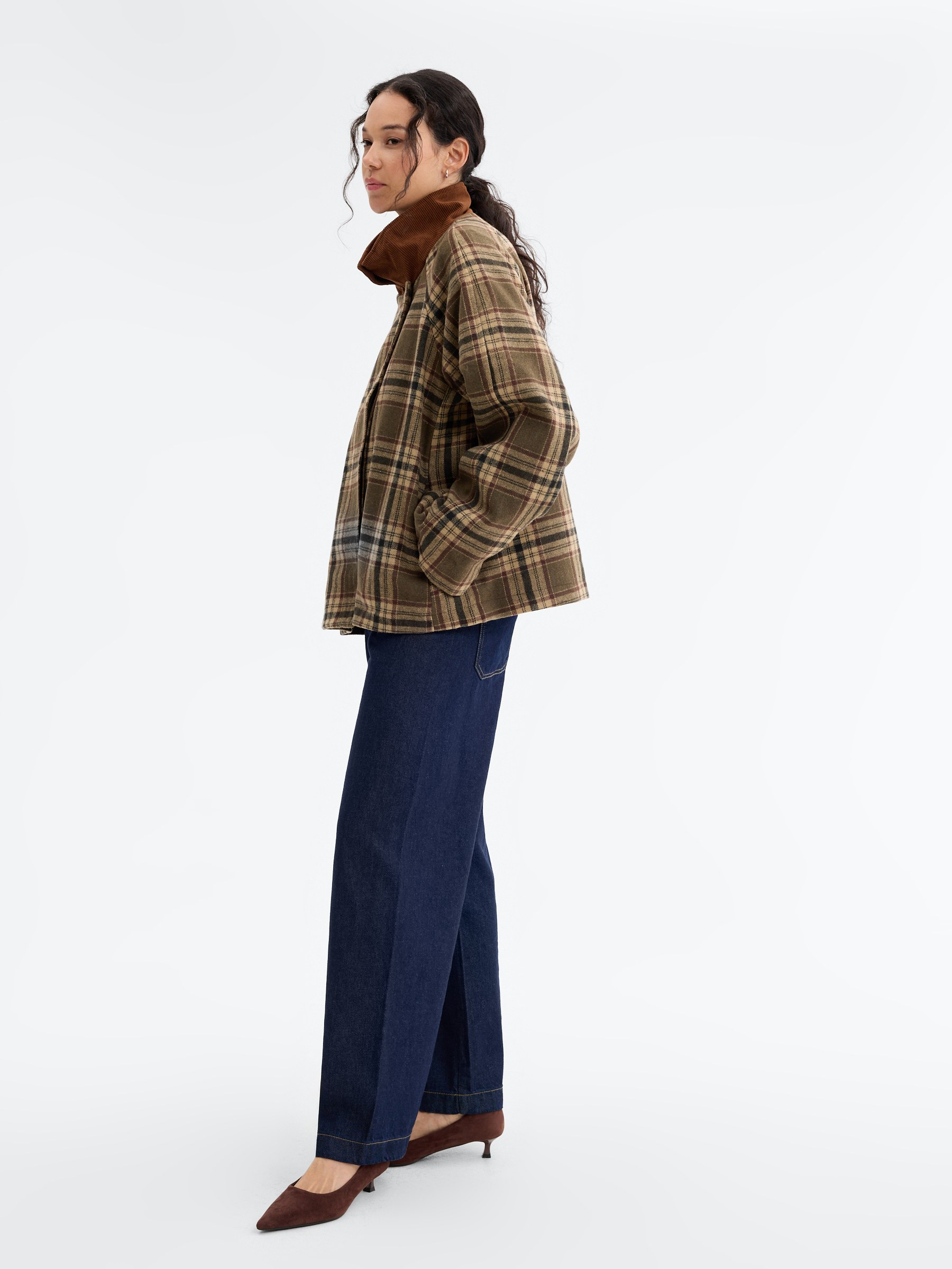 Trench curto xadrez oversized cáqui vista meia frontal