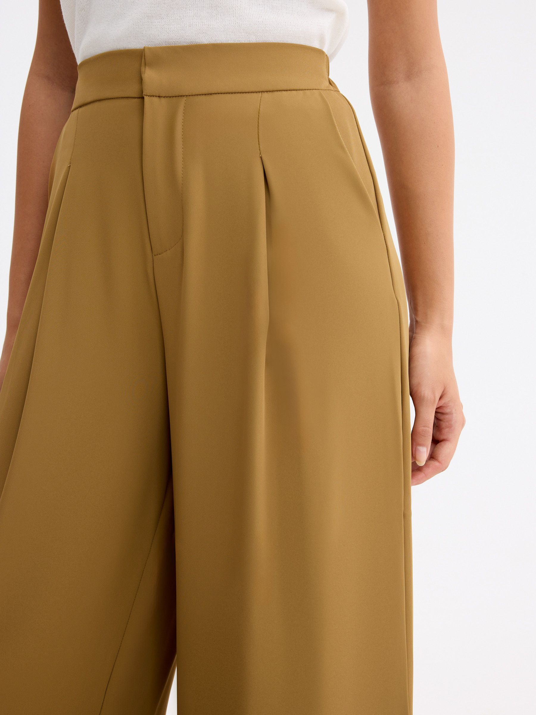 High-waisted palazzo pants brown front view