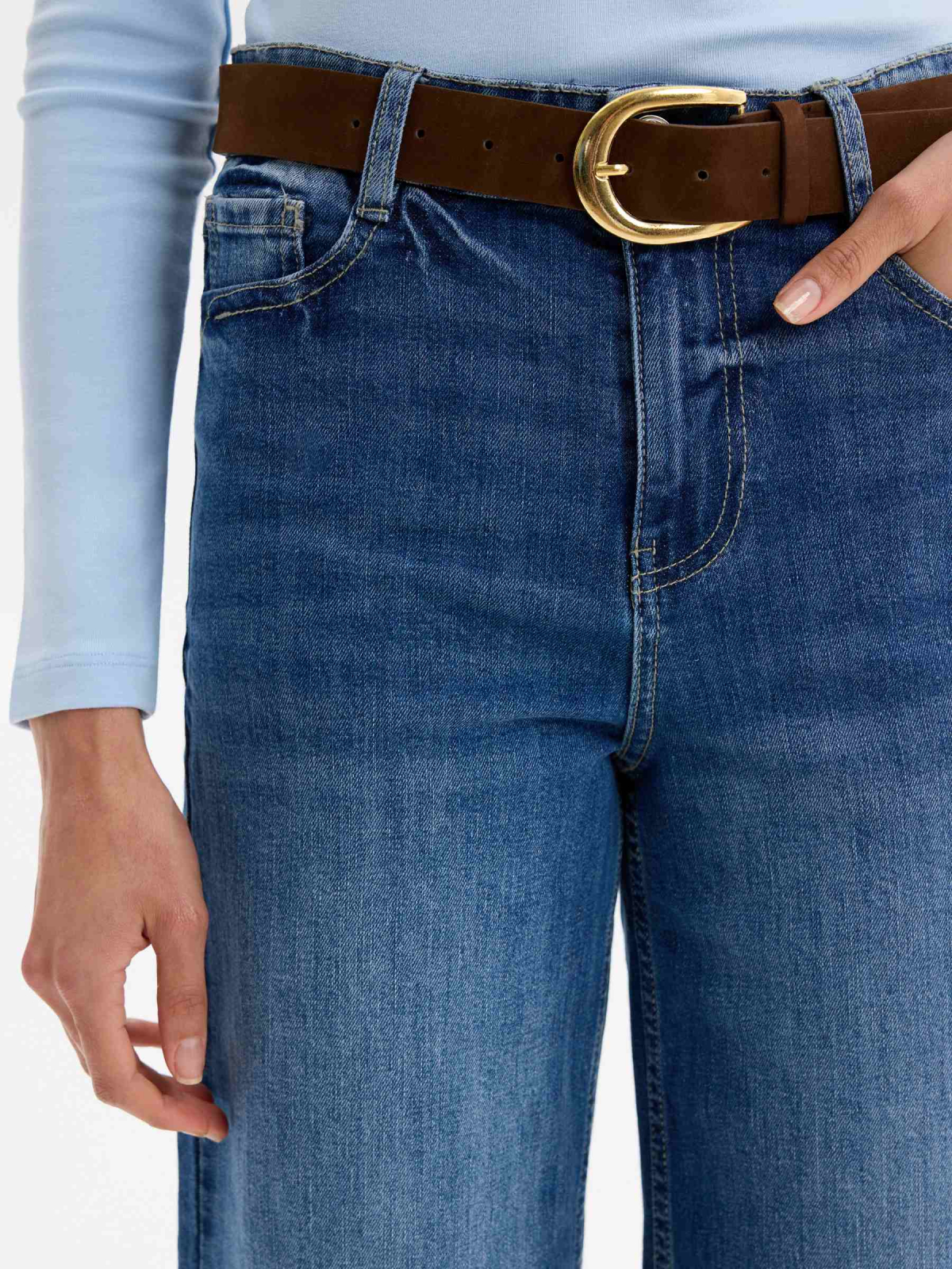 Jeans culotte con cinturón azul oscuro vista media trasera